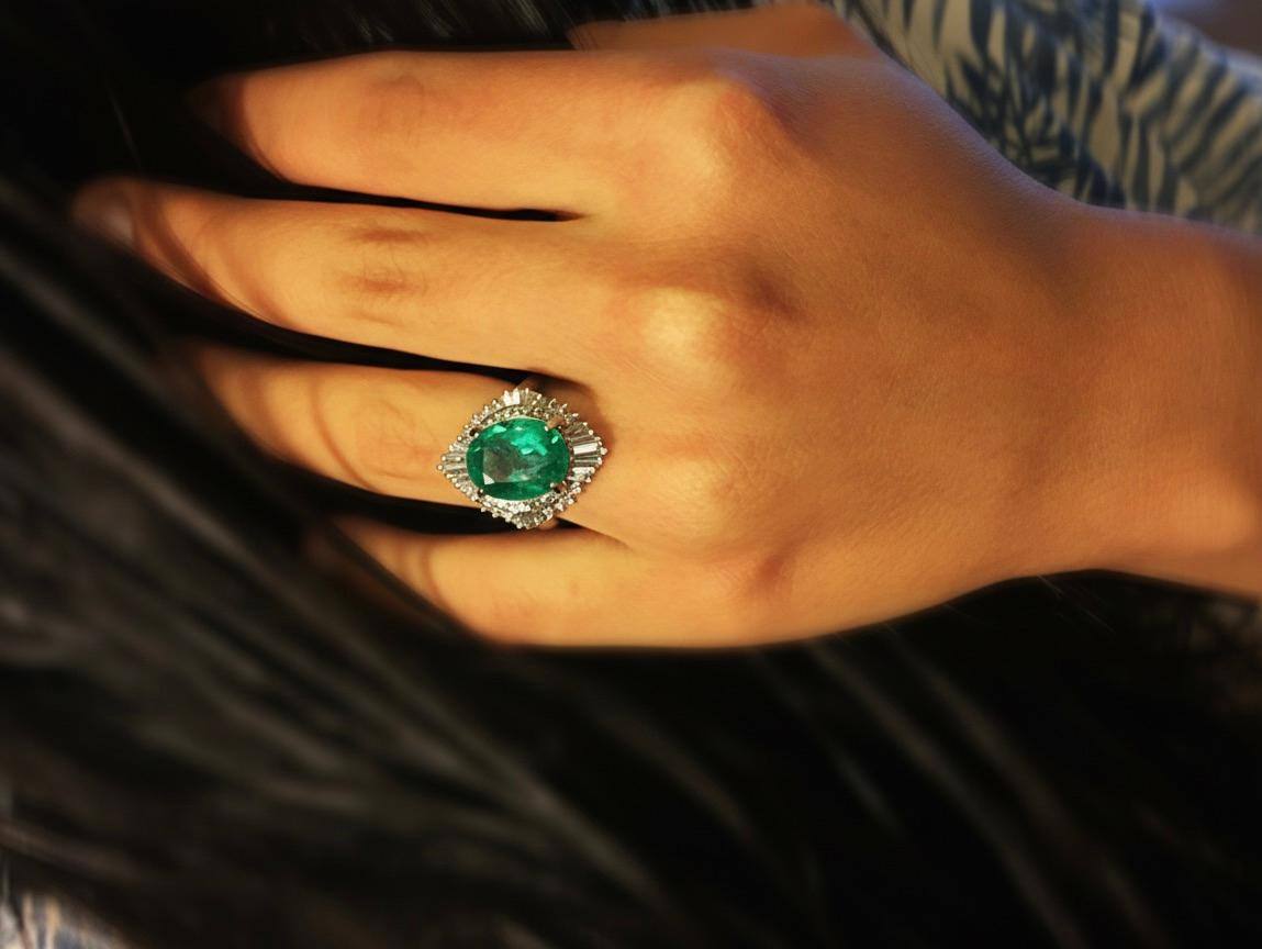 Smeraldi Maravellous Anello di fidanzamento in platino con diamante smeraldo colombiano d'epoca in vendita 5