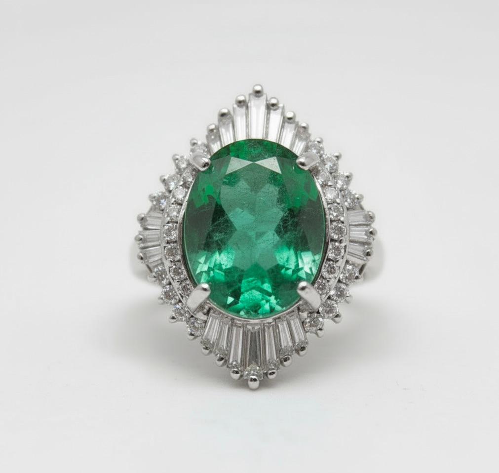 Smeraldi Maravellous Anello di fidanzamento in platino con diamante smeraldo colombiano d'epoca in vendita 7