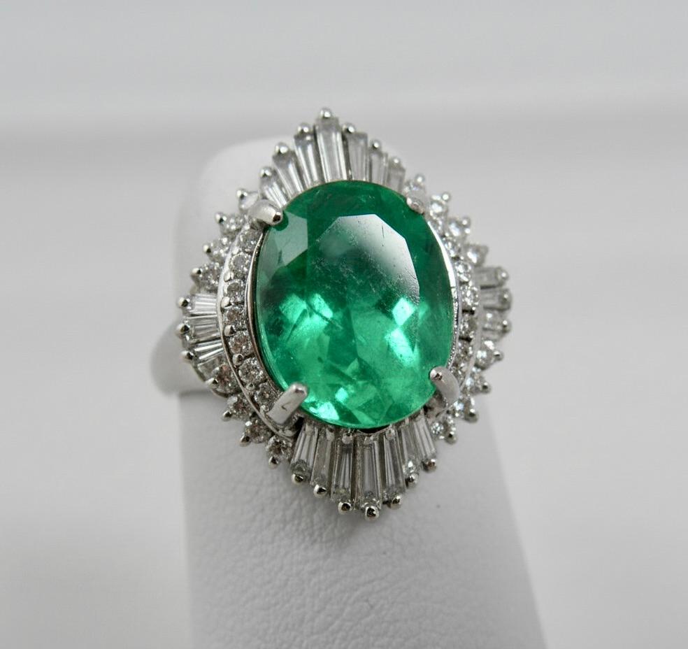 Stupendo anello di fidanzamento in platino con diamante smeraldo colombiano di 5,81 carati
L'anello Emerald Platinum è composto da uno smeraldo naturale colombiano di 5,00 carati con taglio ovale al centro, circondato da diamanti baguette di 0,81