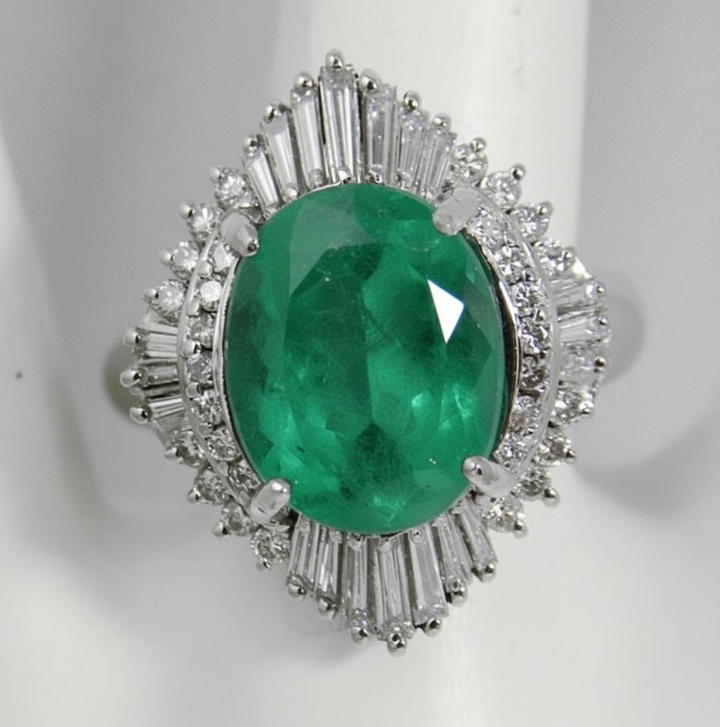 Donna Smeraldi Maravellous Anello di fidanzamento in platino con diamante smeraldo colombiano d'epoca in vendita
