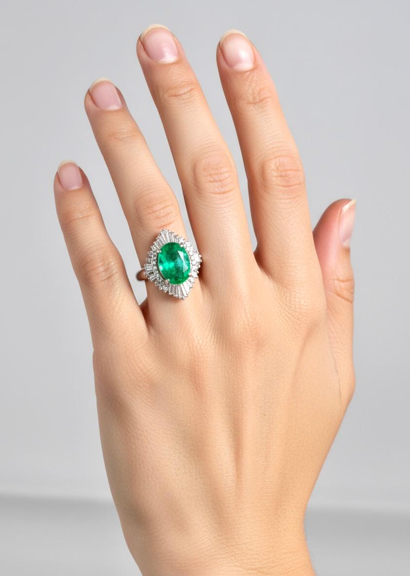 Taglio ovale Smeraldi Maravellous Anello di fidanzamento in platino con diamante smeraldo colombiano d'epoca in vendita