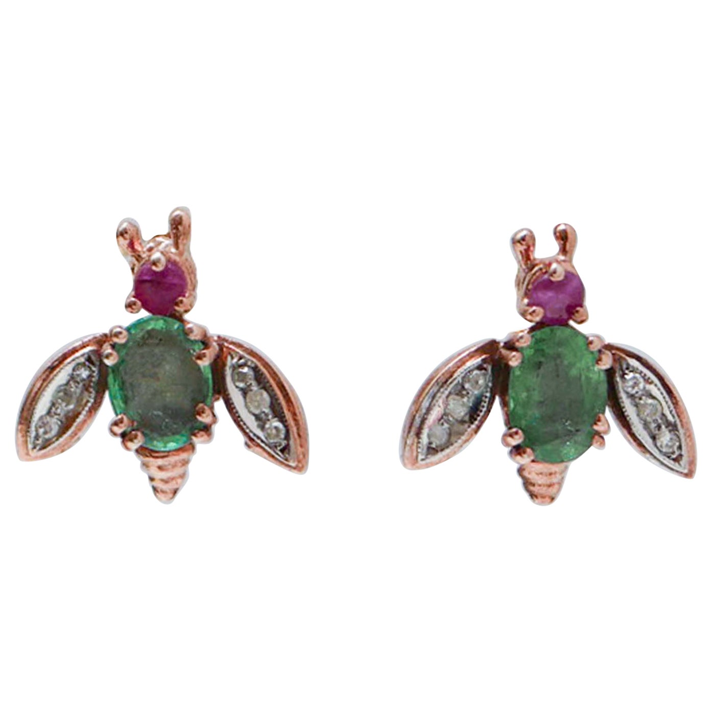 Émeraudes, rubis, diamants, boucles d'oreilles mouche en or rose et en argent.