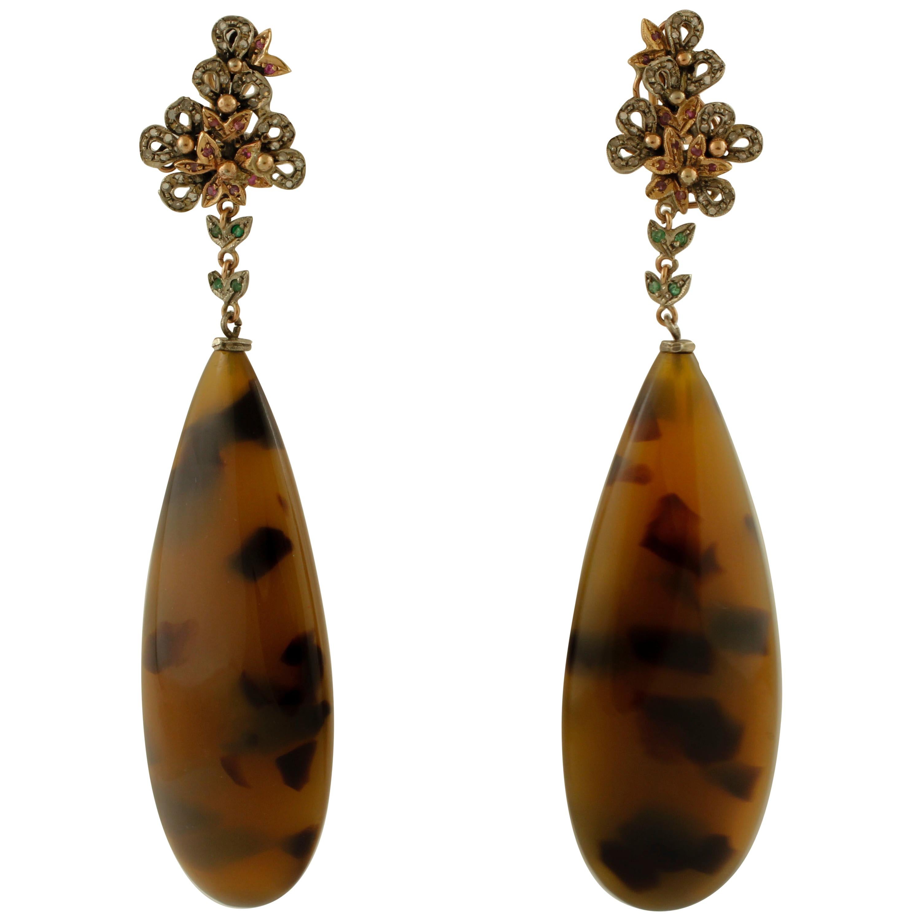 Boucles d'oreilles pendantes en or rose 9 carats, émeraudes, rubis, diamants et pierres en vente
