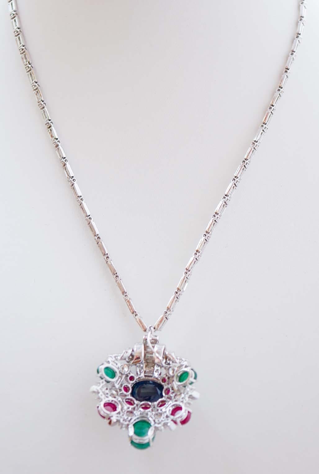 Collar Colgante Esmeraldas, Rubíes, Zafiro, Diamantes, Oro Blanco 18 Kilates. Corte mixto en venta