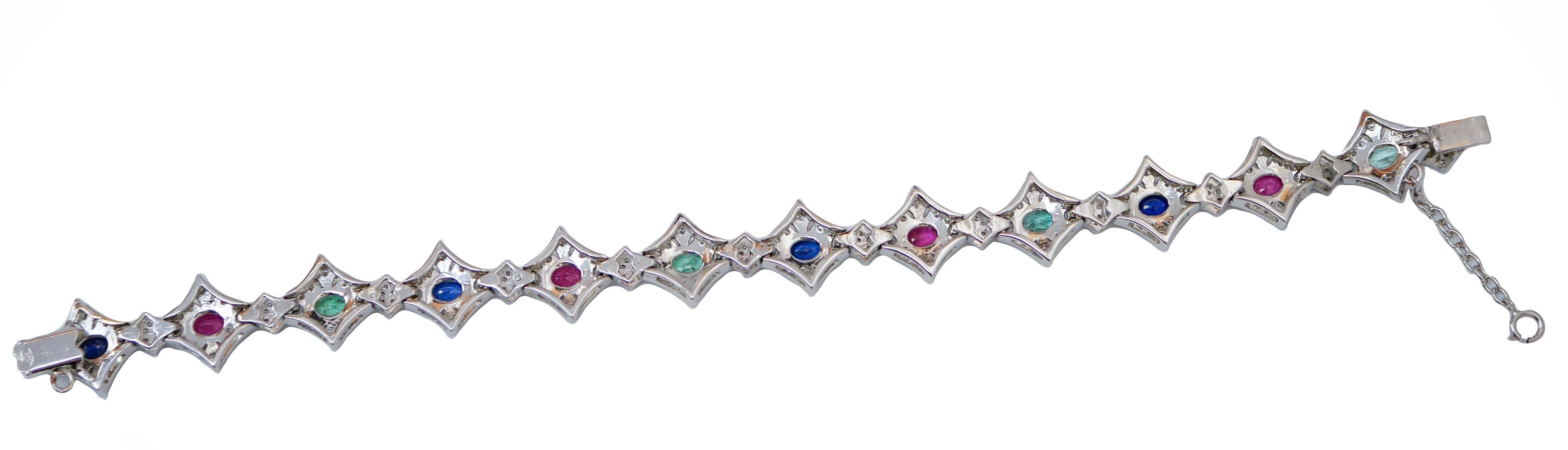 Rétro Bracelet en or blanc 14 carats, émeraudes, rubis, saphirs, diamants en vente