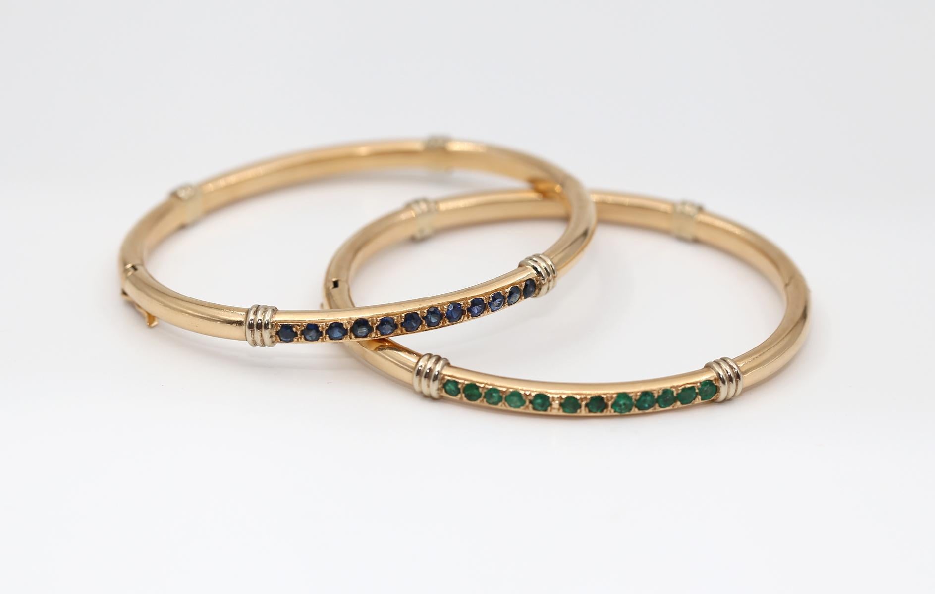 Jedes Armband ist mit einer Reihe von 12 Smaragden und Saphiren im Rundschliff besetzt.
Jedes Armband hat ein feines, schweres Gewicht, und sie blinken schön, wenn sie zusammen an einer Hand getragen werden. Das Paar ist ein modisches Statement und