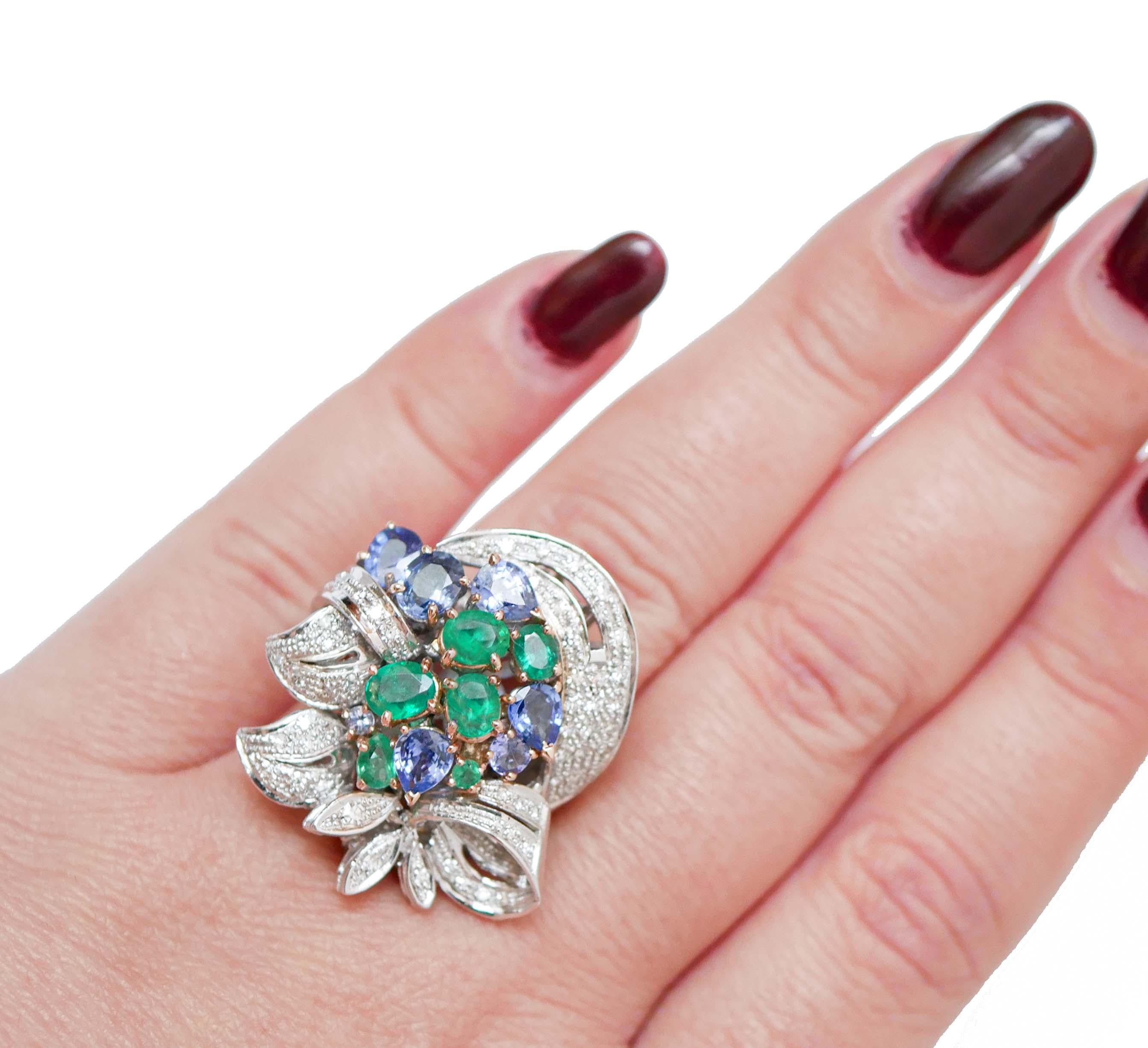 Emeralds, Sapphires, Diamonds, 14 Karat White Gold Ring. In Good Condition For Sale In Marcianise, Marcianise (CE)