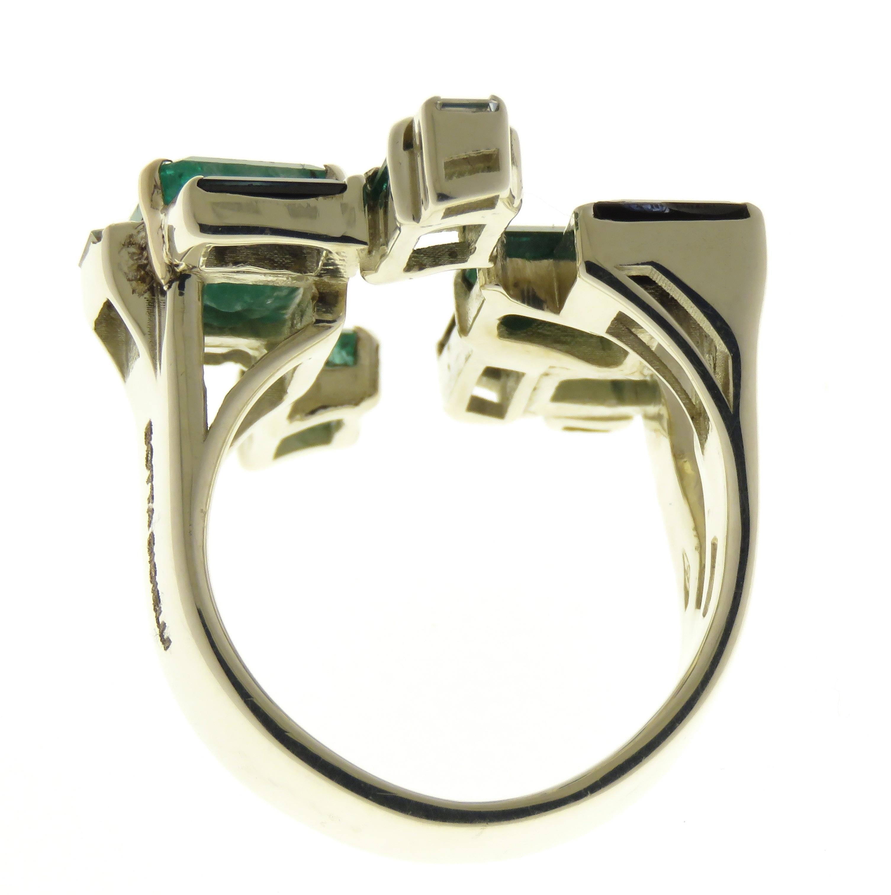 Emeralds Sapphires Diamonds 9 Karat White Gold Modern Ring Handcrafted in Italy In New Condition For Sale In Milano, IT