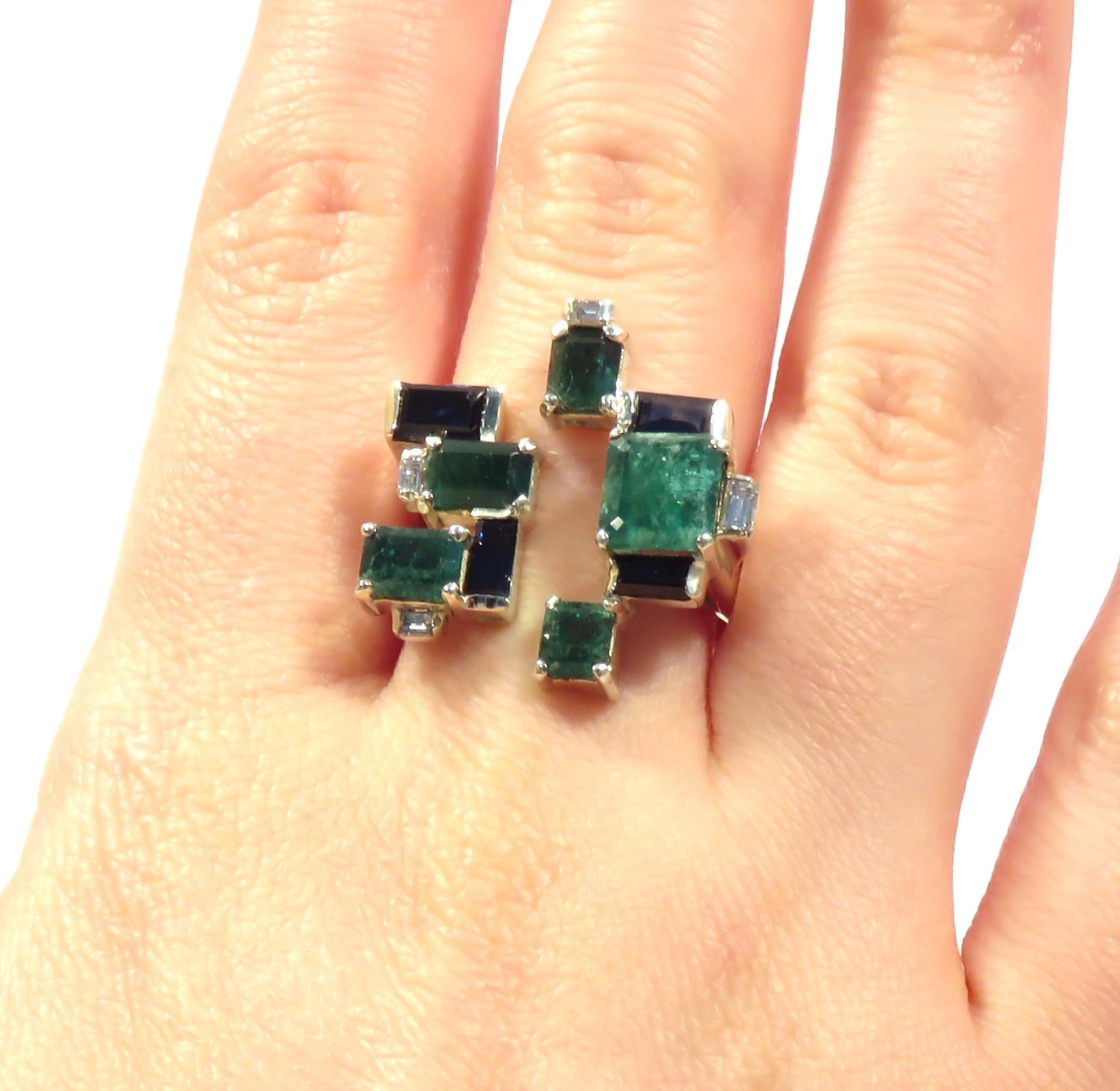 Emeralds Sapphires Diamonds 9 Karat White Gold Modern Ring Handcrafted in Italy For Sale 1