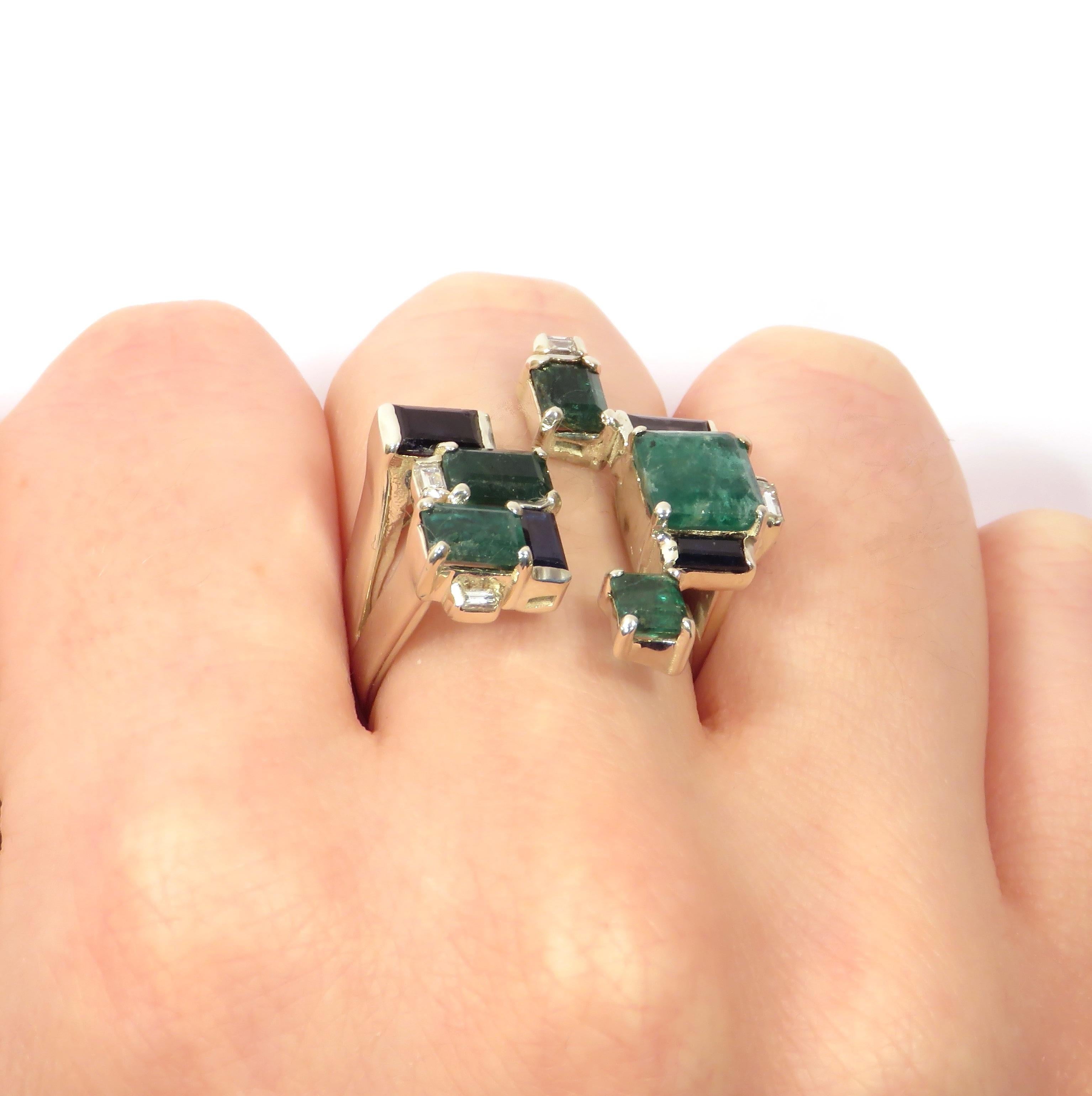 Emeralds Sapphires Diamonds 9 Karat White Gold Modern Ring Handcrafted in Italy For Sale 3
