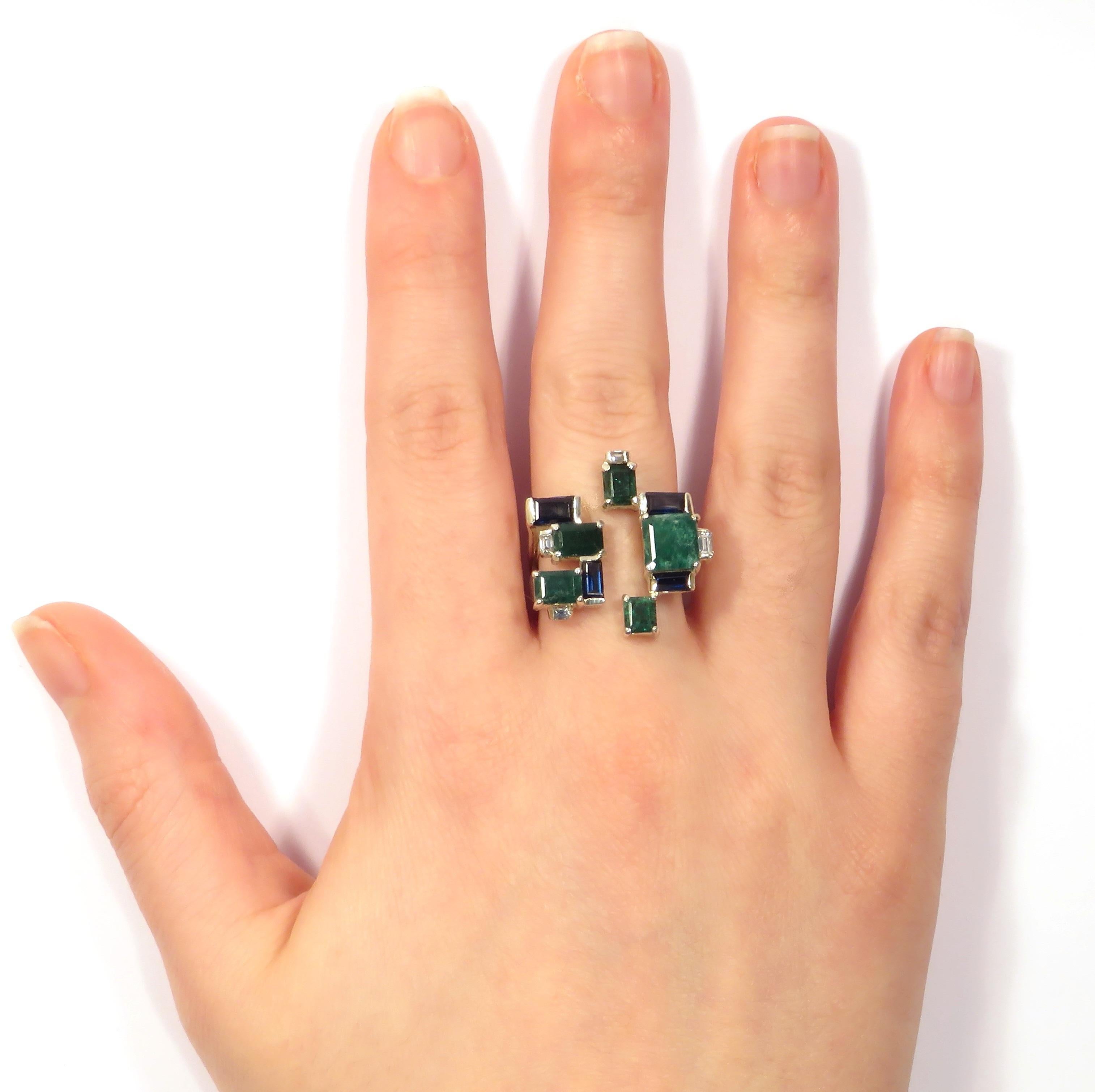 Emeralds Sapphires Diamonds 9 Karat White Gold Modern Ring Handcrafted in Italy For Sale 4