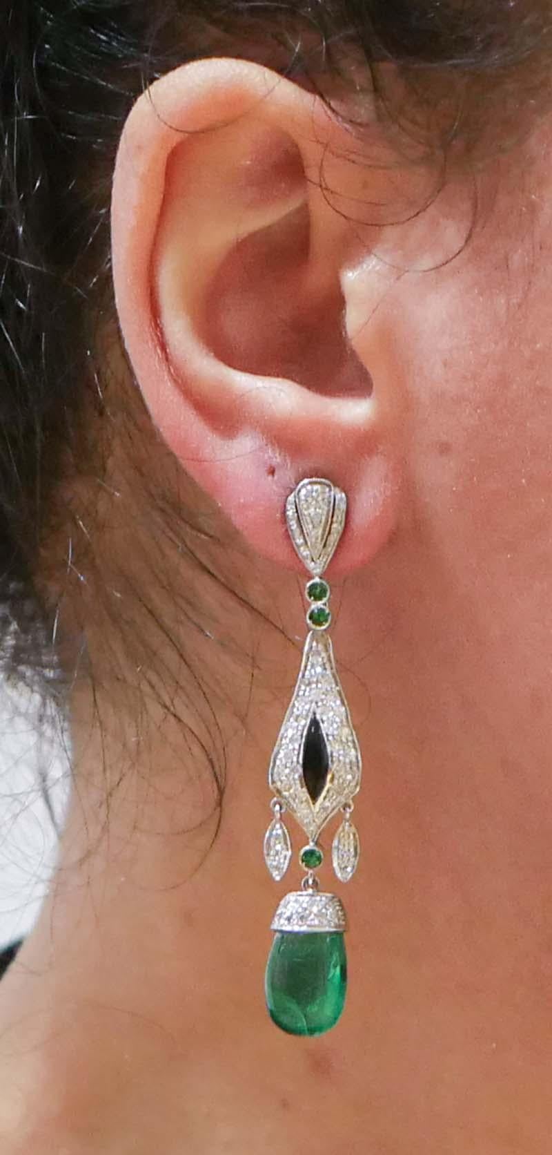 Emeralds, Tsavorite, Diamonds, Onyx, Platinum Dangle Earrings. In Good Condition For Sale In Marcianise, Marcianise (CE)
