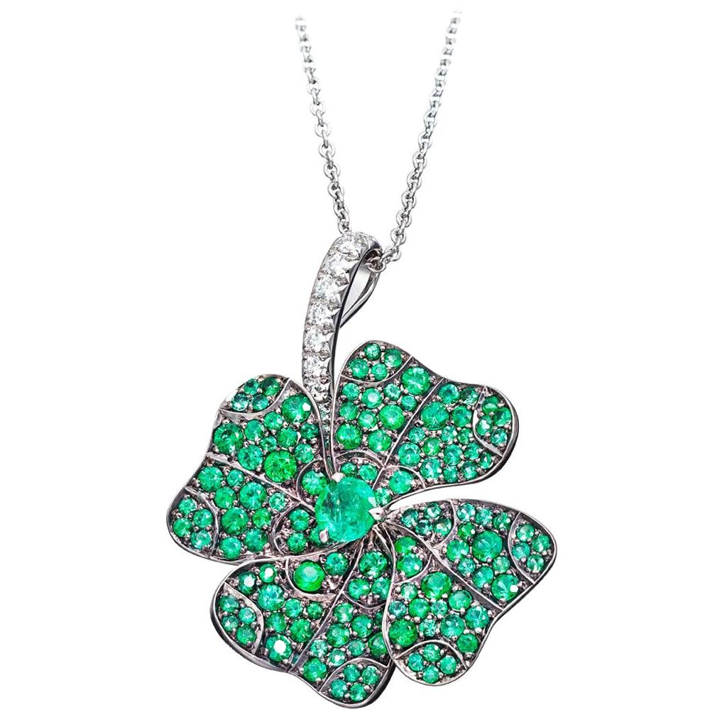 Halskette mit Platin-Anhänger mit Smaragden und weißen Diamanten