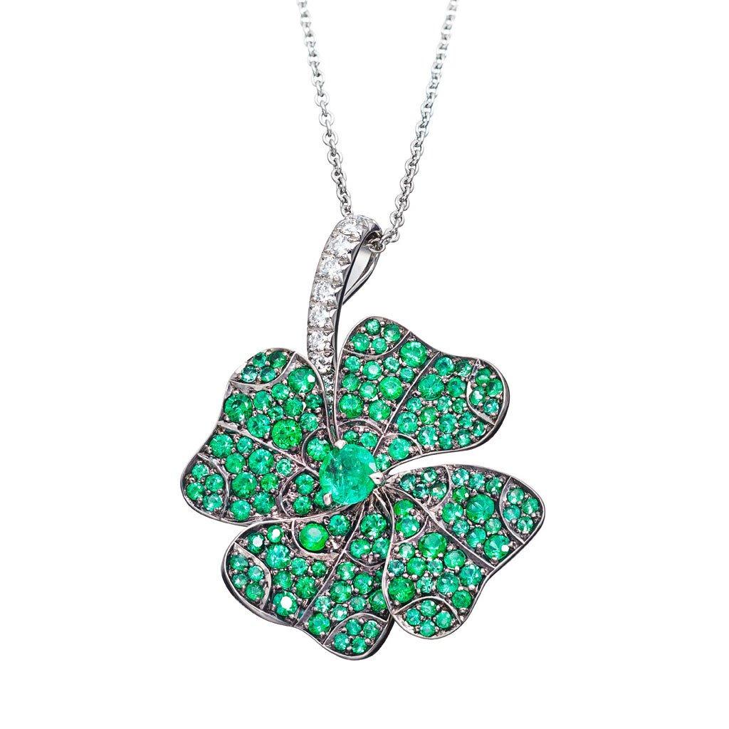 Halskette mit Platin-Anhänger mit Smaragden und weißen Diamanten im Angebot