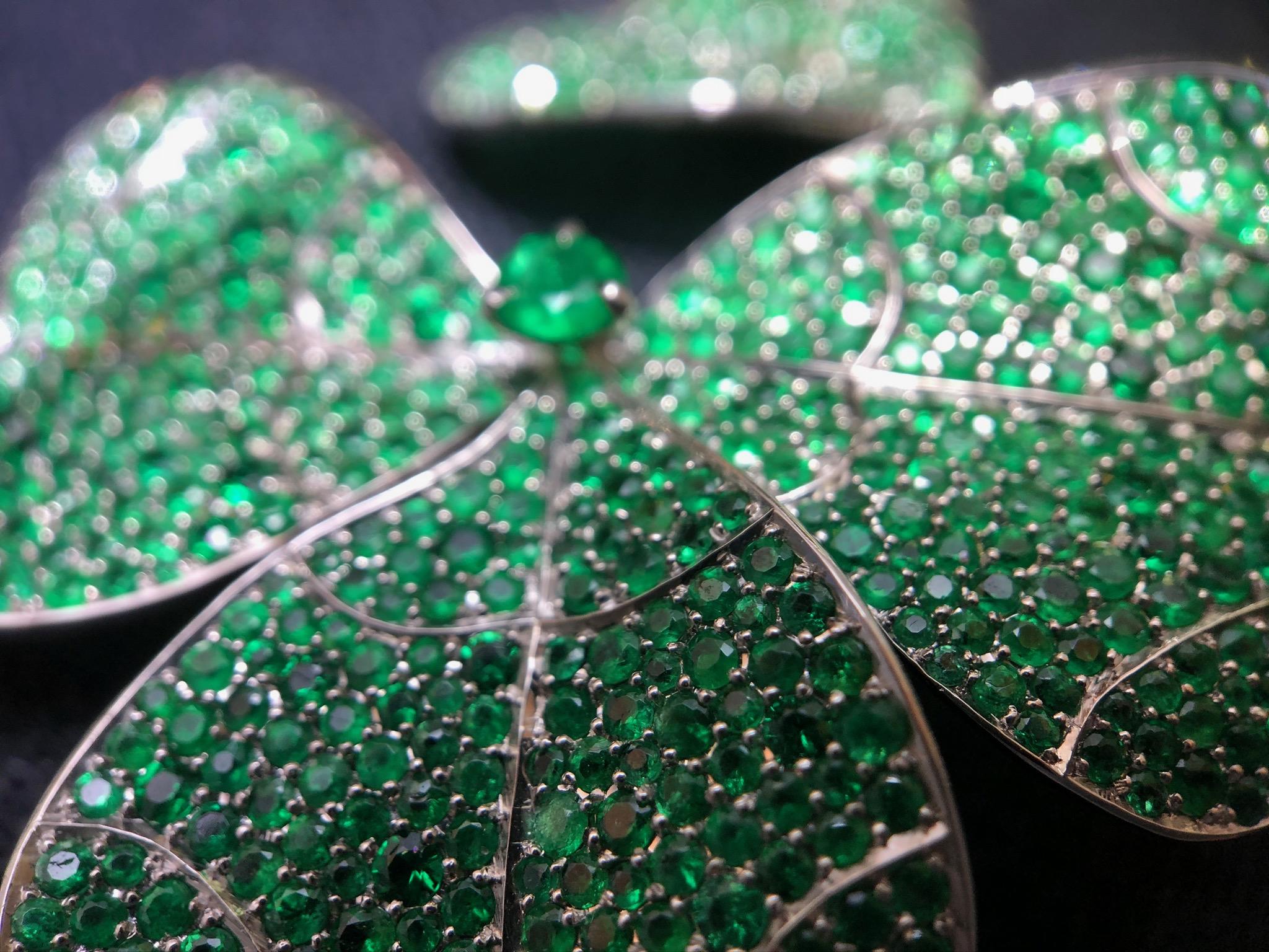 AENEA 6,27ct. Brasilianische brasilianische Smaragde Weiße Diamanten (F/VVS) Weißgold Palladium Brosche im Zustand „Neu“ im Angebot in Salzburg, AT