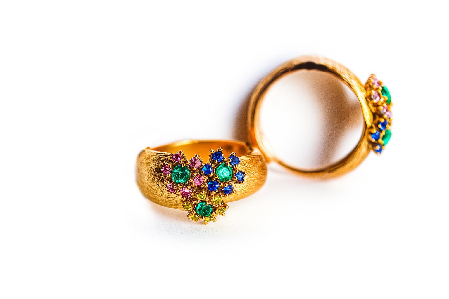 Orecchini a cerchio in oro rosa con smeraldi e zaffiri blu, rosa e gialli di I.L.A. In condizioni Nuovo in vendita a Kirschweiler, DE
