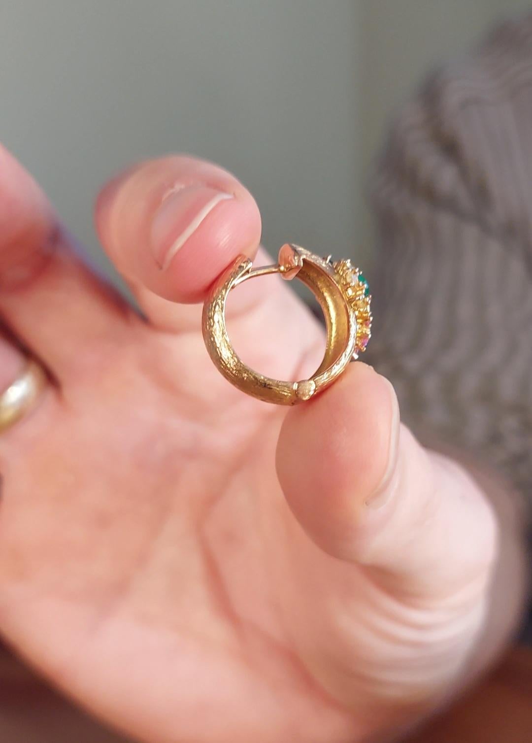 Donna Orecchini a cerchio in oro rosa con smeraldi e zaffiri blu, rosa e gialli di I.L.A. in vendita