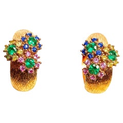 Orecchini a cerchio in oro rosa con smeraldi e zaffiri blu, rosa e gialli di I.L.A.
