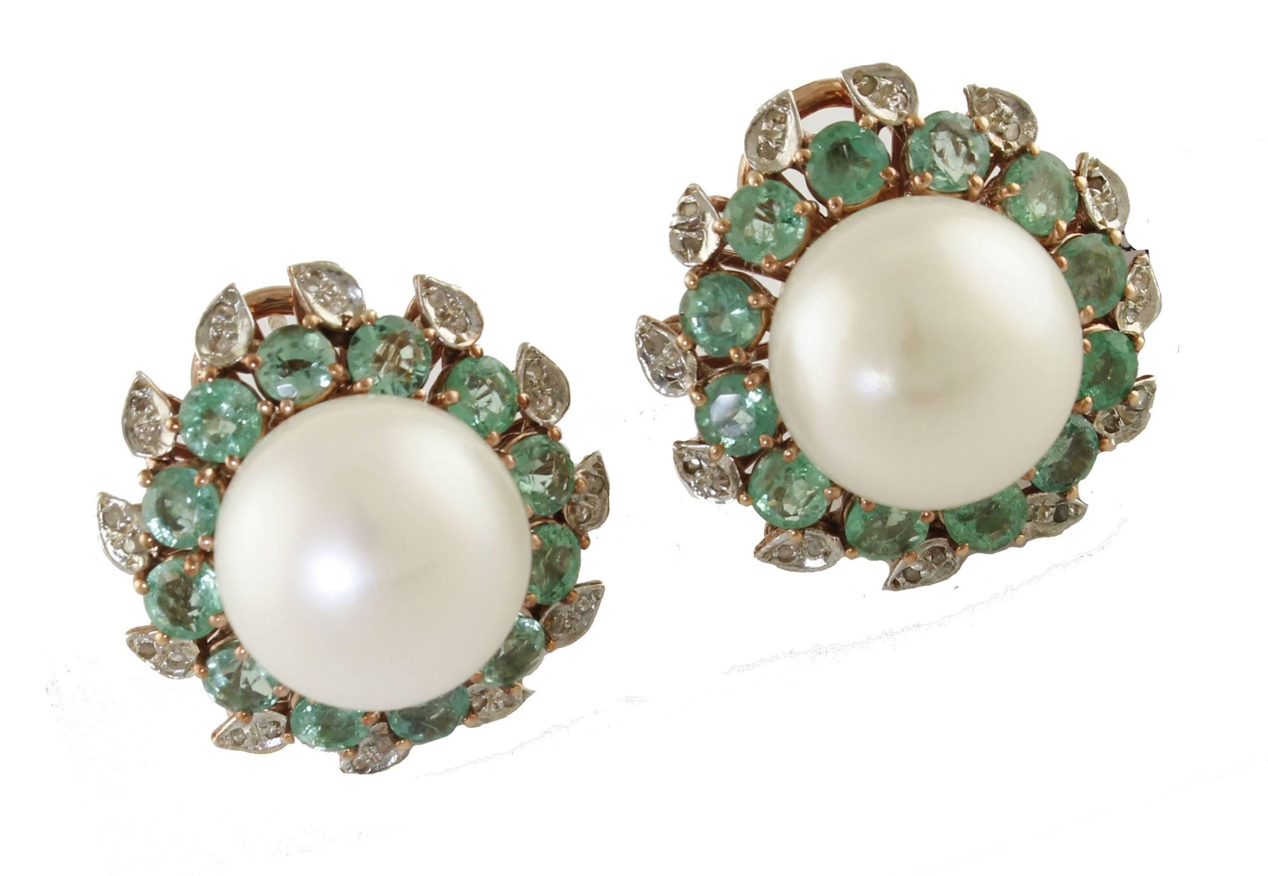 Very elegant 9 kt rose gold and silver clip earrings, with fabulous 14 mm and 5.20 grams central pearl, surrounded by fantastic 5.03 ct emeralds and 0.20 ct diamonds. Totatale weight g 14.6.

Diamonds ct 0.20
Emeralds ct 5.03
Pearl mm 14 / 5.20