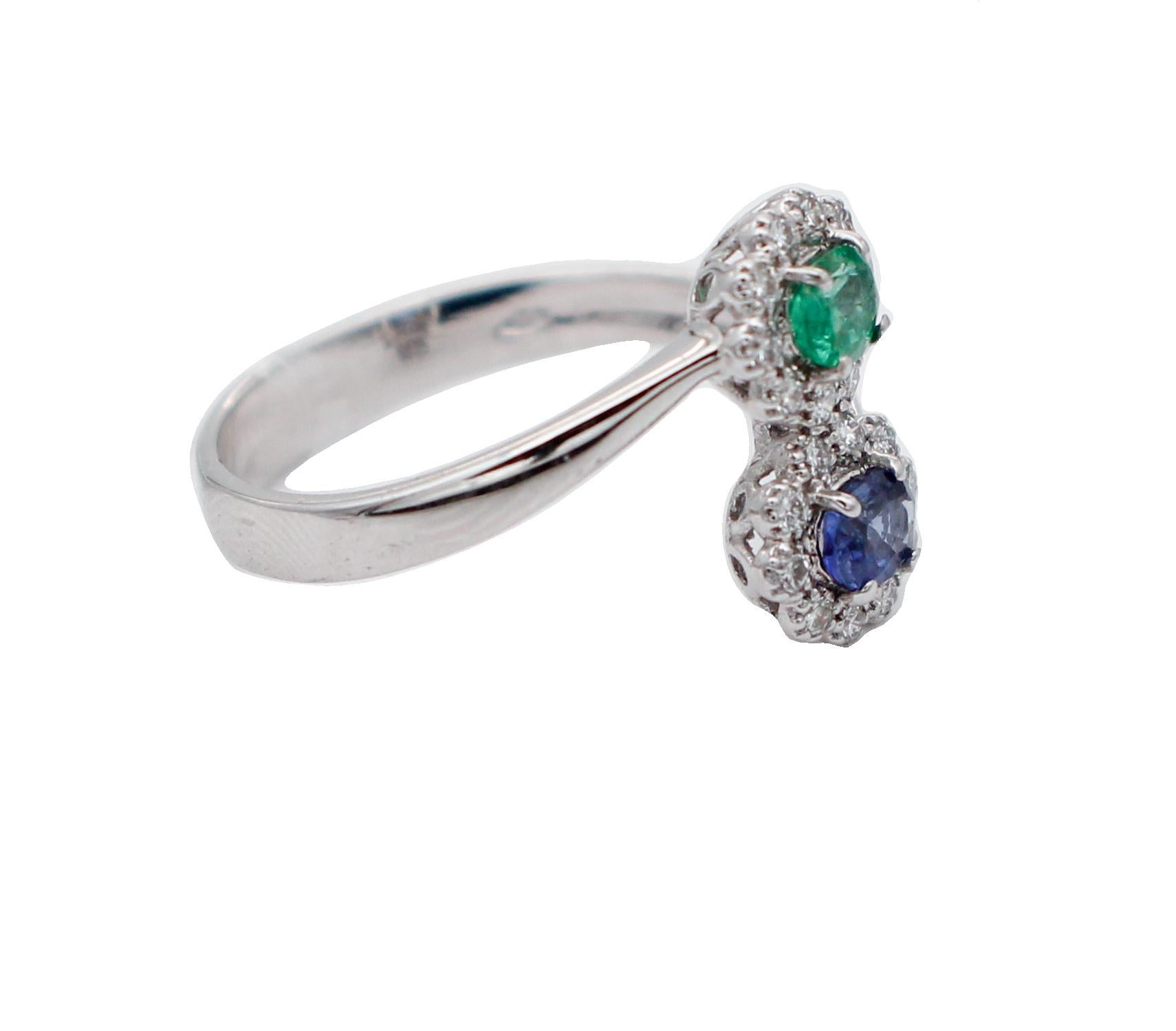 SHIPPING POLICY:
No additional costs will be added to this order.
Shipping costs will be totally covered by the seller (customs duties included).

Beautiful modern ring in 18 kt white gold structure mounted with an oval emerald and an oval