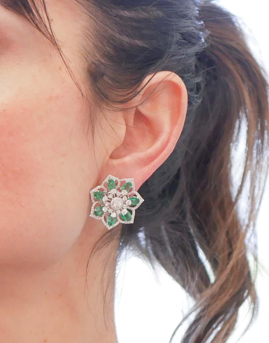 Emeralds, Diamonds, 14 Karat White Gold Flower Earrings In Good Condition For Sale In Marcianise, Marcianise (CE)
