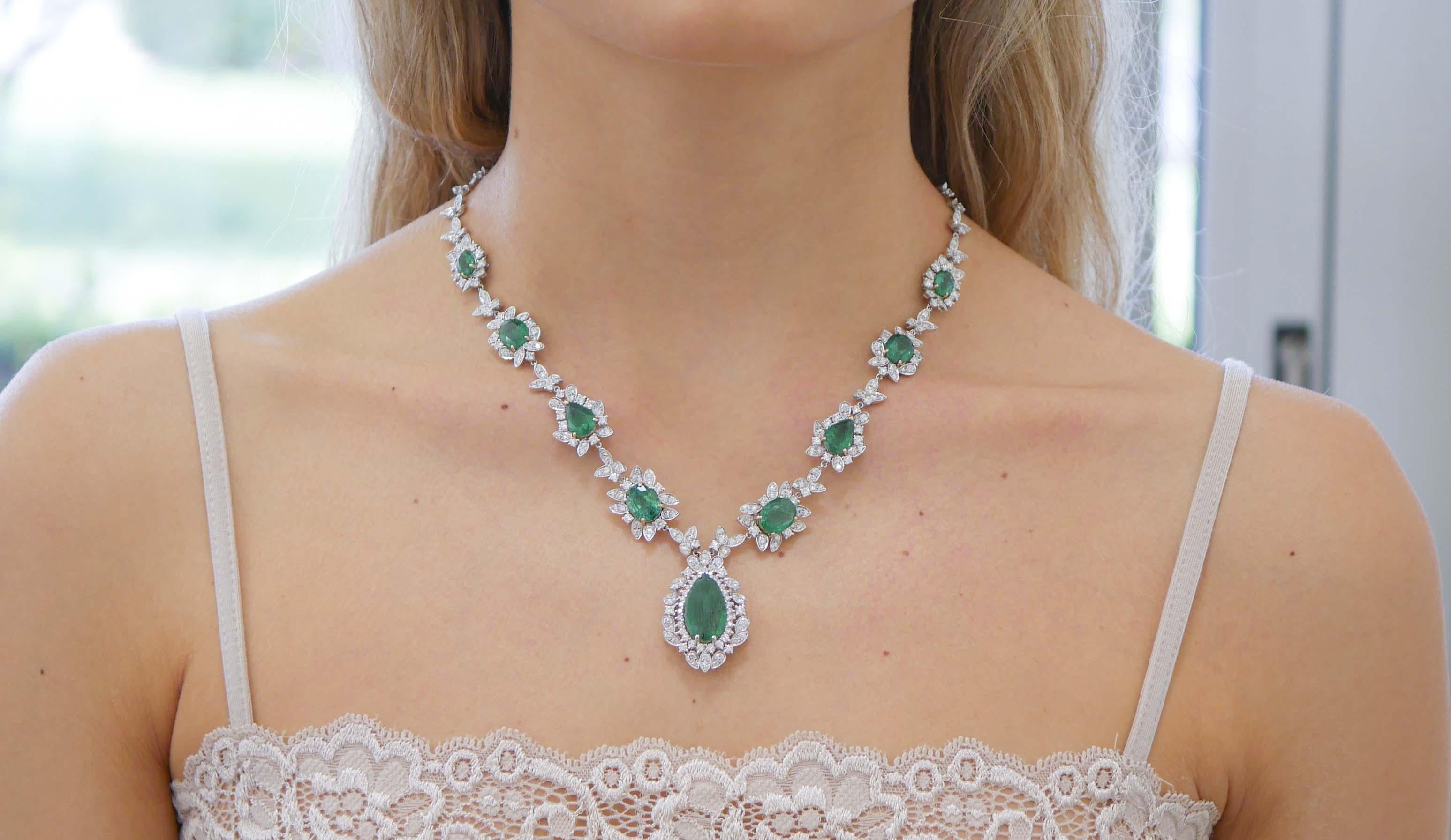 Smaragde, Diamanten, 14 Karat Weißgold Halskette im Zustand „Gut“ im Angebot in Marcianise, Marcianise (CE)
