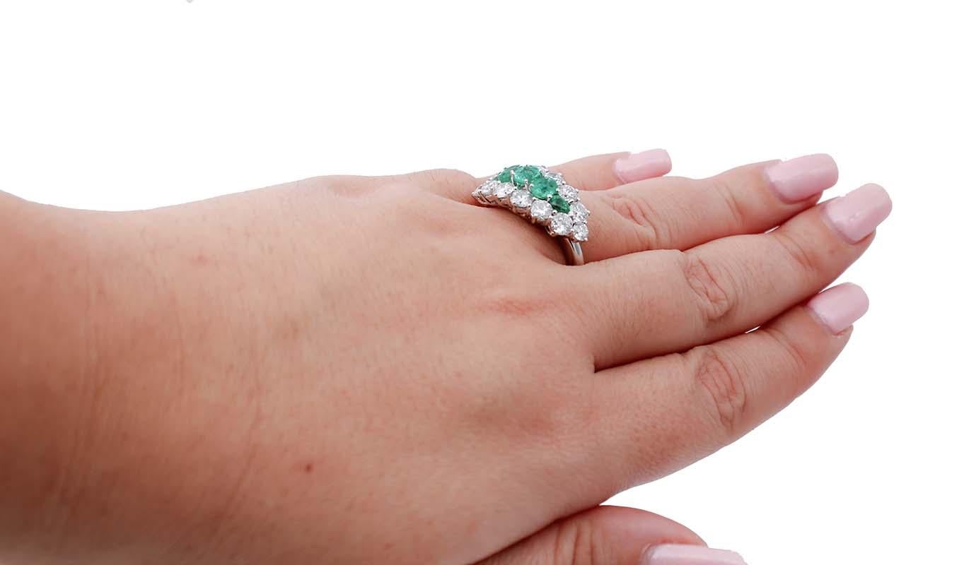 Emeralds, Diamonds, 14 Karat White Gold Ring In Good Condition For Sale In Marcianise, Marcianise (CE)