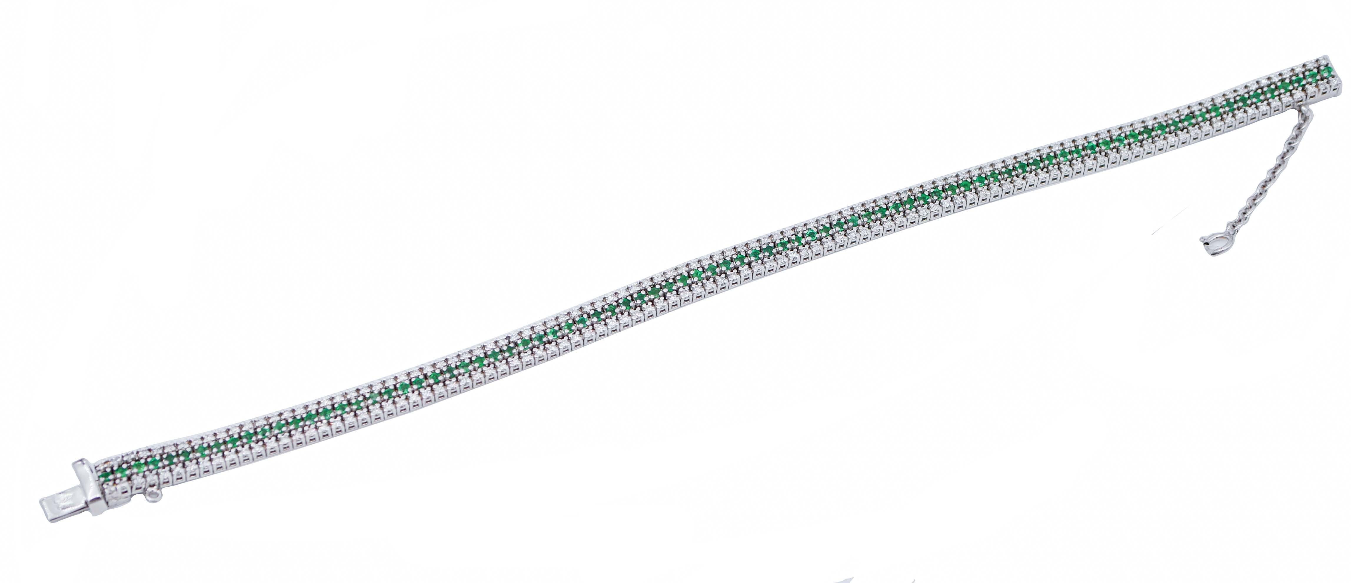 Elegant bracelet de tennis en structure d'or blanc 14 kt monté d'un brin central d'émeraudes entre deux rangées de diamants.
Ce bracelet a été entièrement réalisé à la main par un maître orfèvre italien et il est en parfait état.
Diamants 1,88