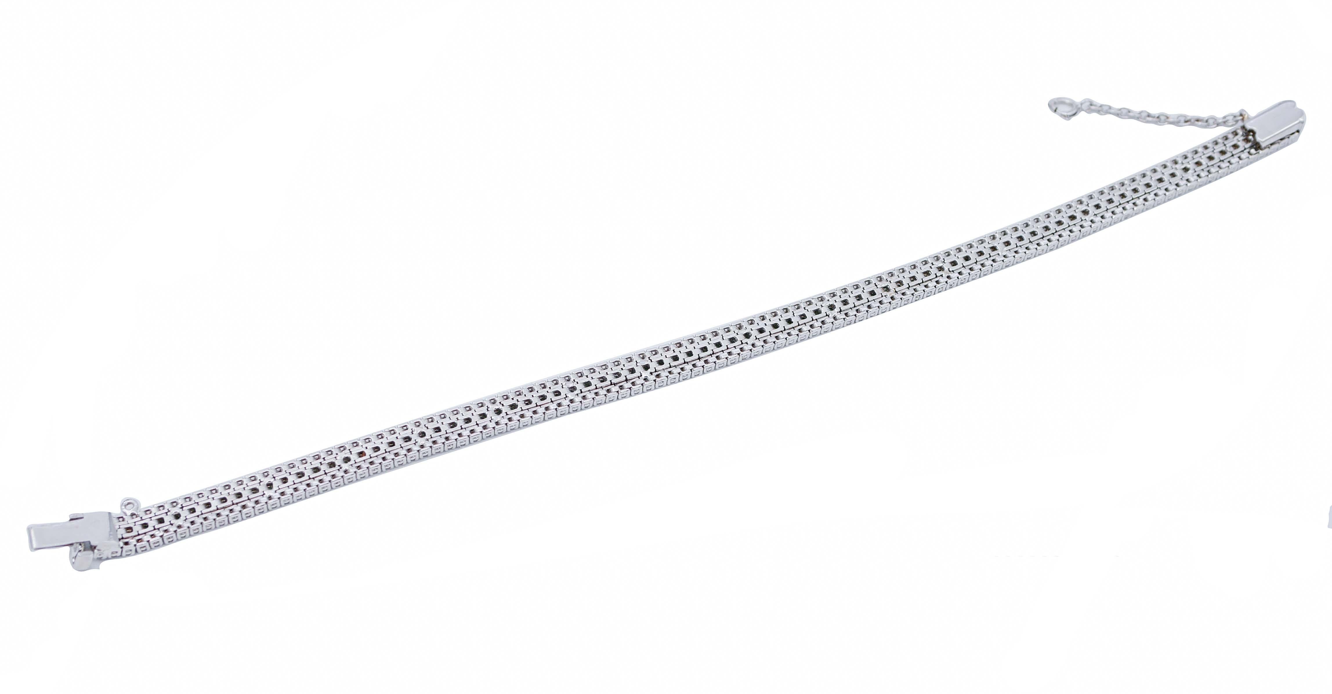 Rétro Bracelet tennis en or blanc 14 carats, émeraudes et diamants en vente