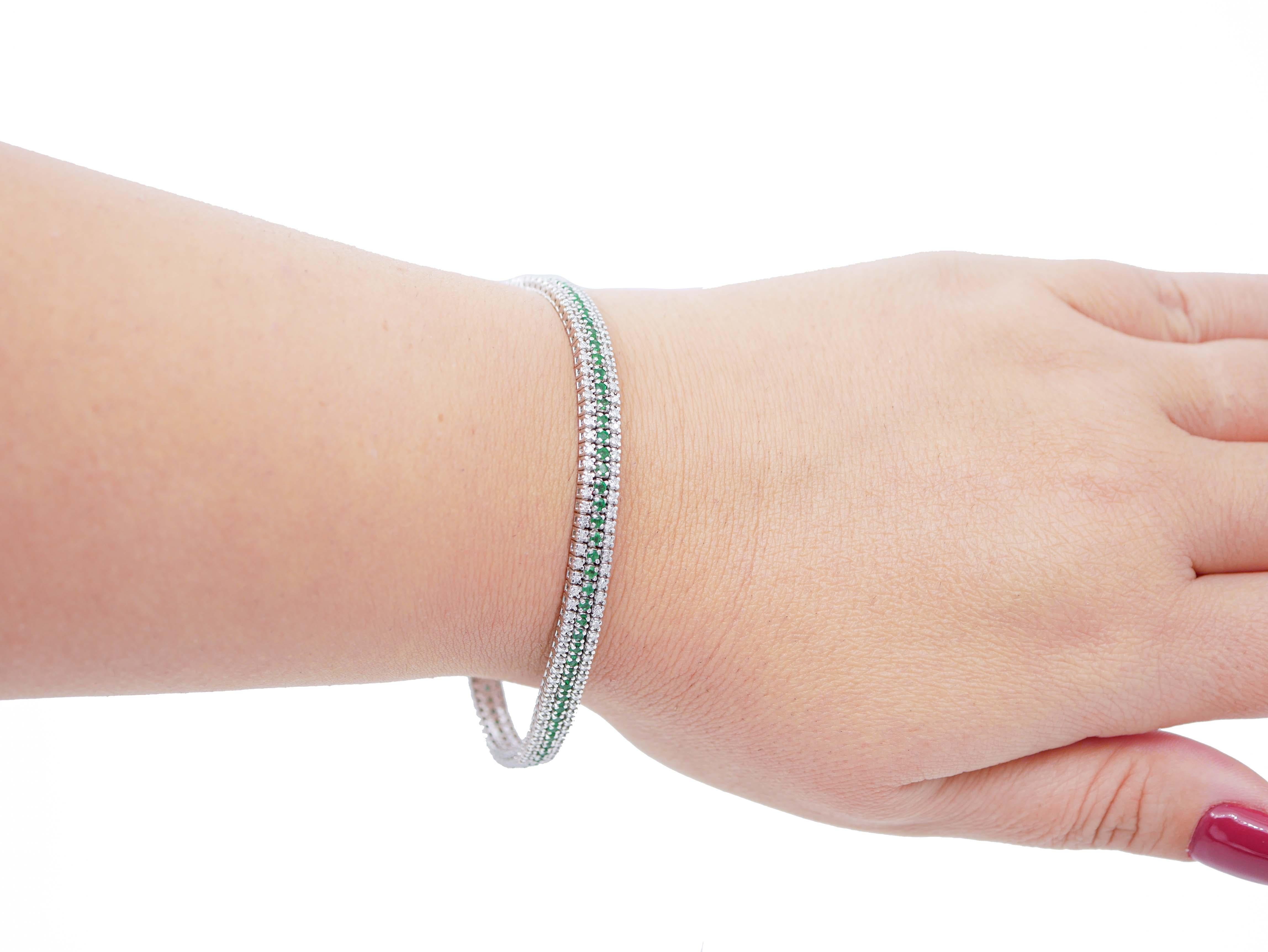 Taille ronde Bracelet tennis en or blanc 14 carats, émeraudes et diamants en vente