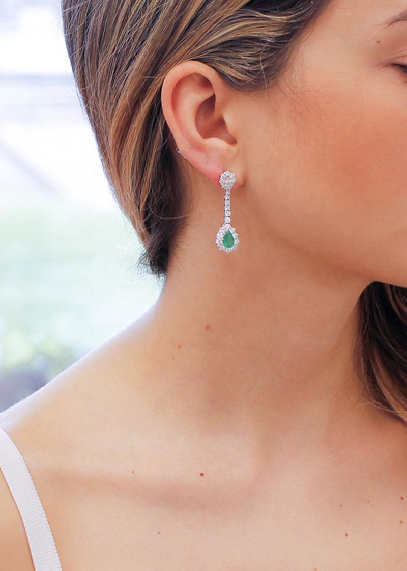 Emeralds, Diamonds, 18 Karat White Gold Dangle Earrings In Good Condition In Marcianise, Marcianise (CE)