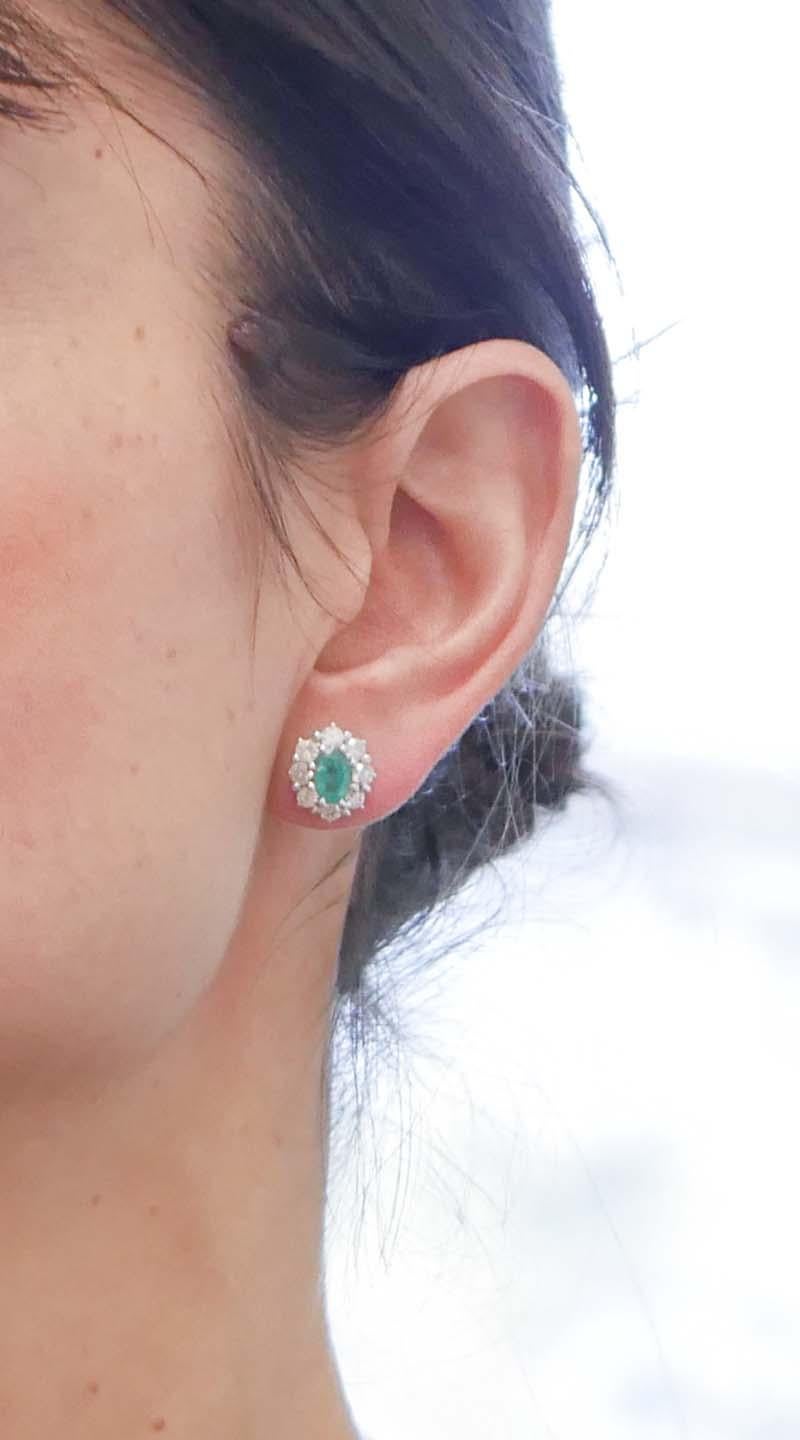 Emeralds, Diamonds, Platinum Stud Earrings. In Good Condition In Marcianise, Marcianise (CE)