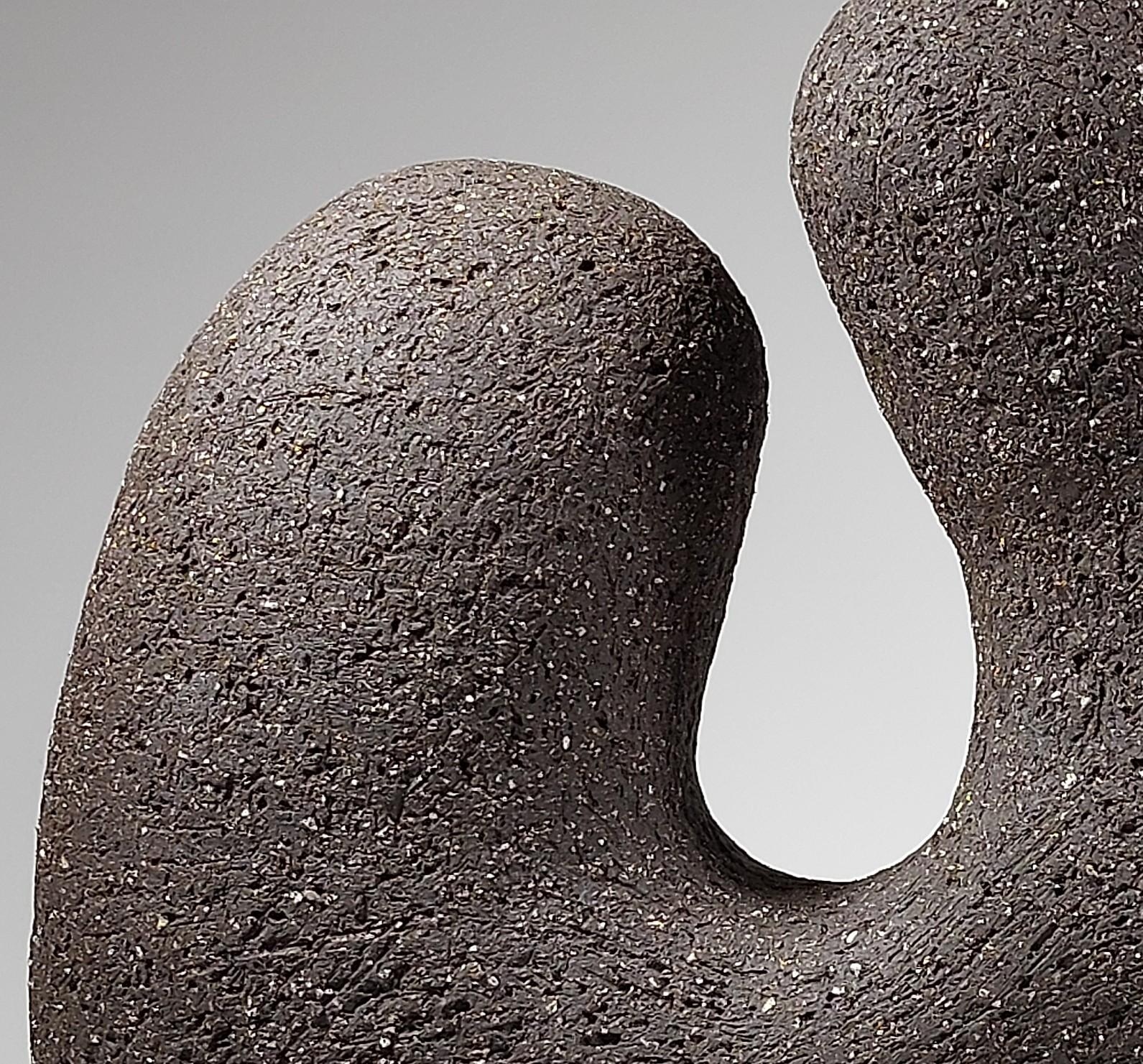 Moderno Emerge - Scultura astratta in ceramica nera di Rachel Peters, Regno Unito, In magazzino in vendita