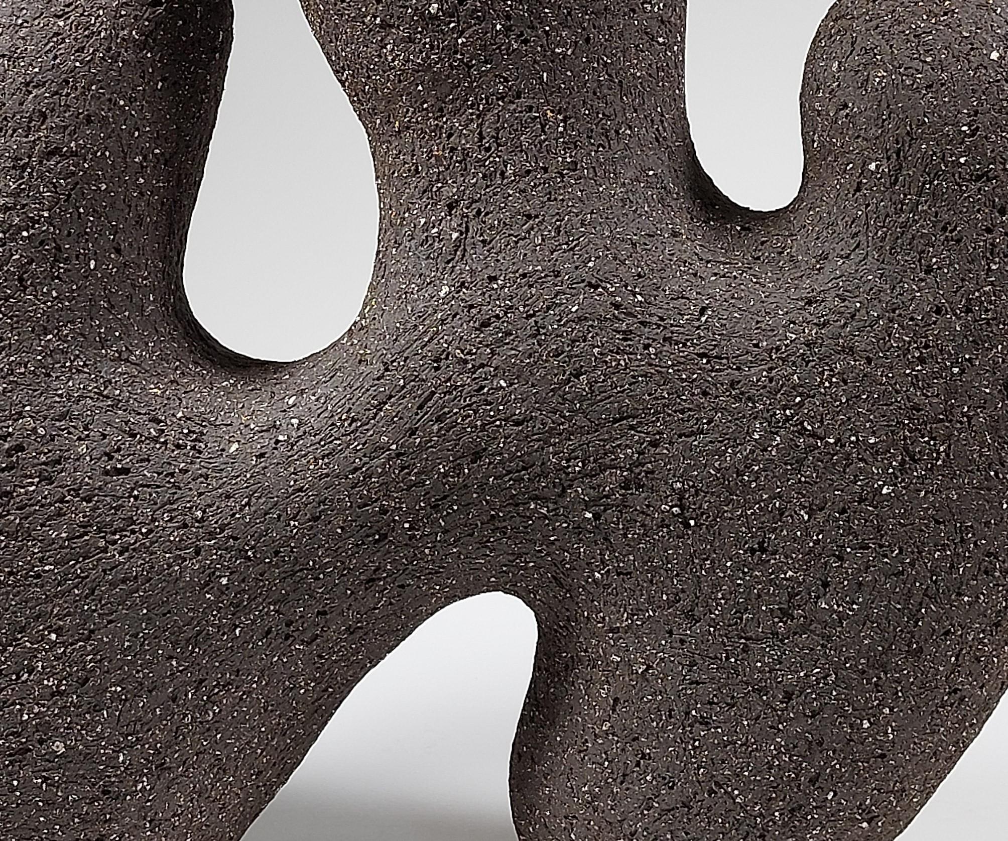 Britannico Emerge - Scultura astratta in ceramica nera di Rachel Peters, Regno Unito, In magazzino in vendita
