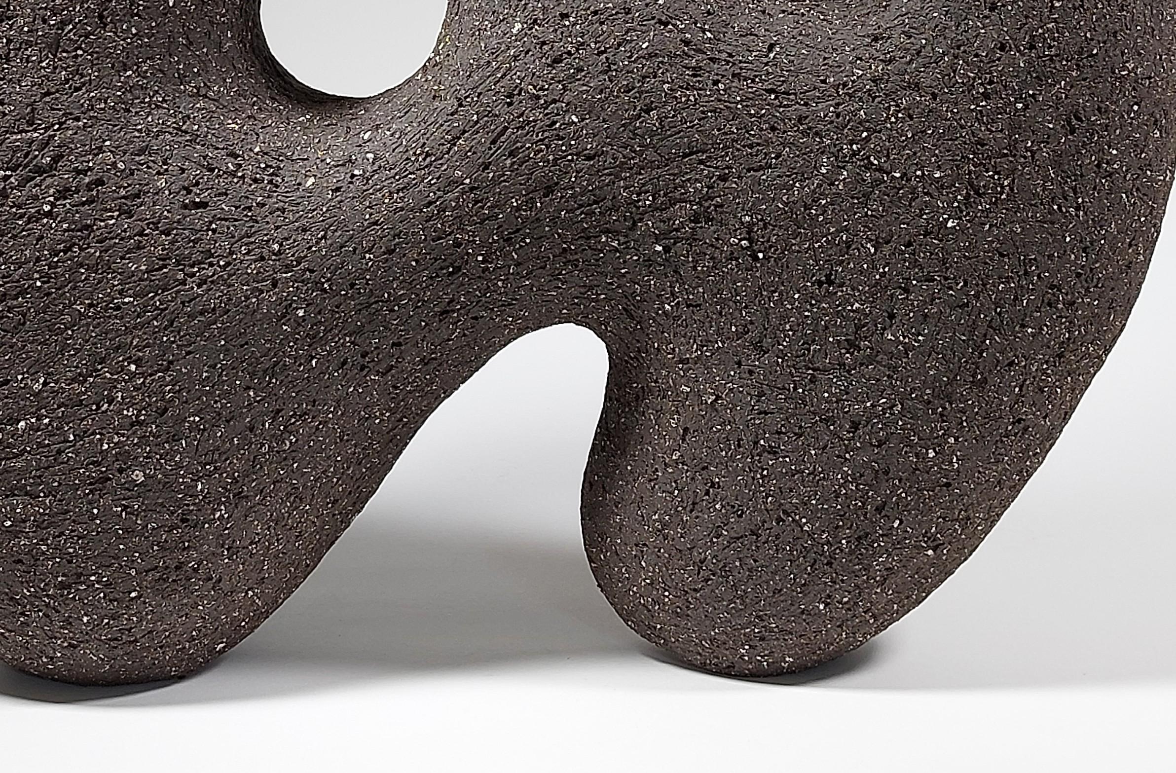 Fatto a mano Emerge - Scultura astratta in ceramica nera di Rachel Peters, Regno Unito, In magazzino in vendita