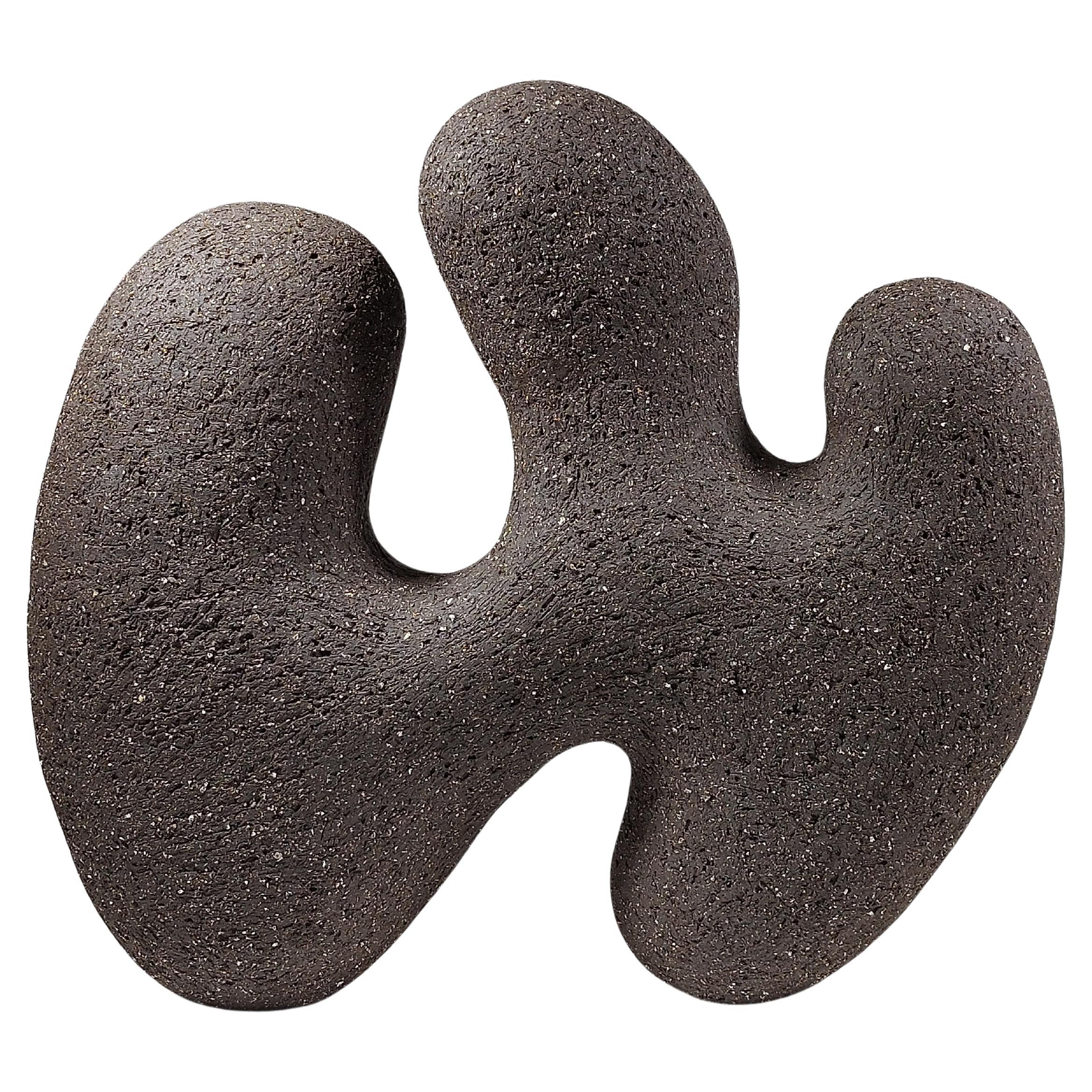 Emerge - Scultura astratta in ceramica nera di Rachel Peters, Regno Unito, In magazzino