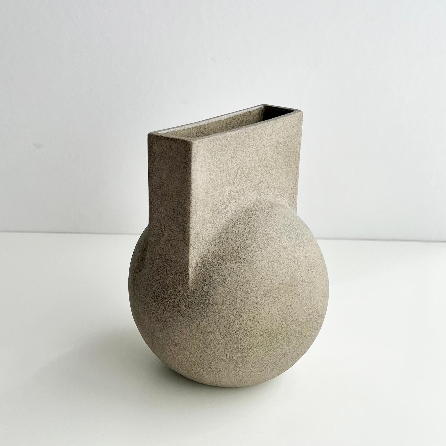 Vaso scultoreo Emerge di Karin Amdal
Unico nel suo genere.
Dimensioni: D 13 x L 12,5 x H 16 cm.
Materiali: Ceramica / Gres grigio.

I pezzi sono fatti a mano, unici nel loro genere, e le dimensioni possono variare leggermente. Può essere realizzato