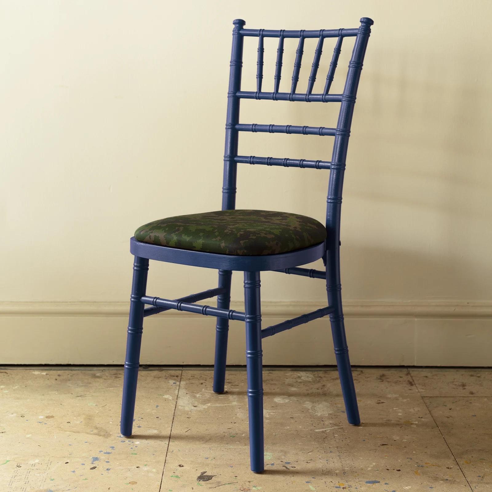 Ein wirklich nützlicher Stuhl, stapelbar, leicht und stabil.
In den drei abgebildeten Farben ab Lager lieferbar. 
Der Preis beinhaltet nicht den Stoff für das Sitzkissen. Wir können einen Stoff vorschlagen oder Sie können Ihren eigenen Stoff