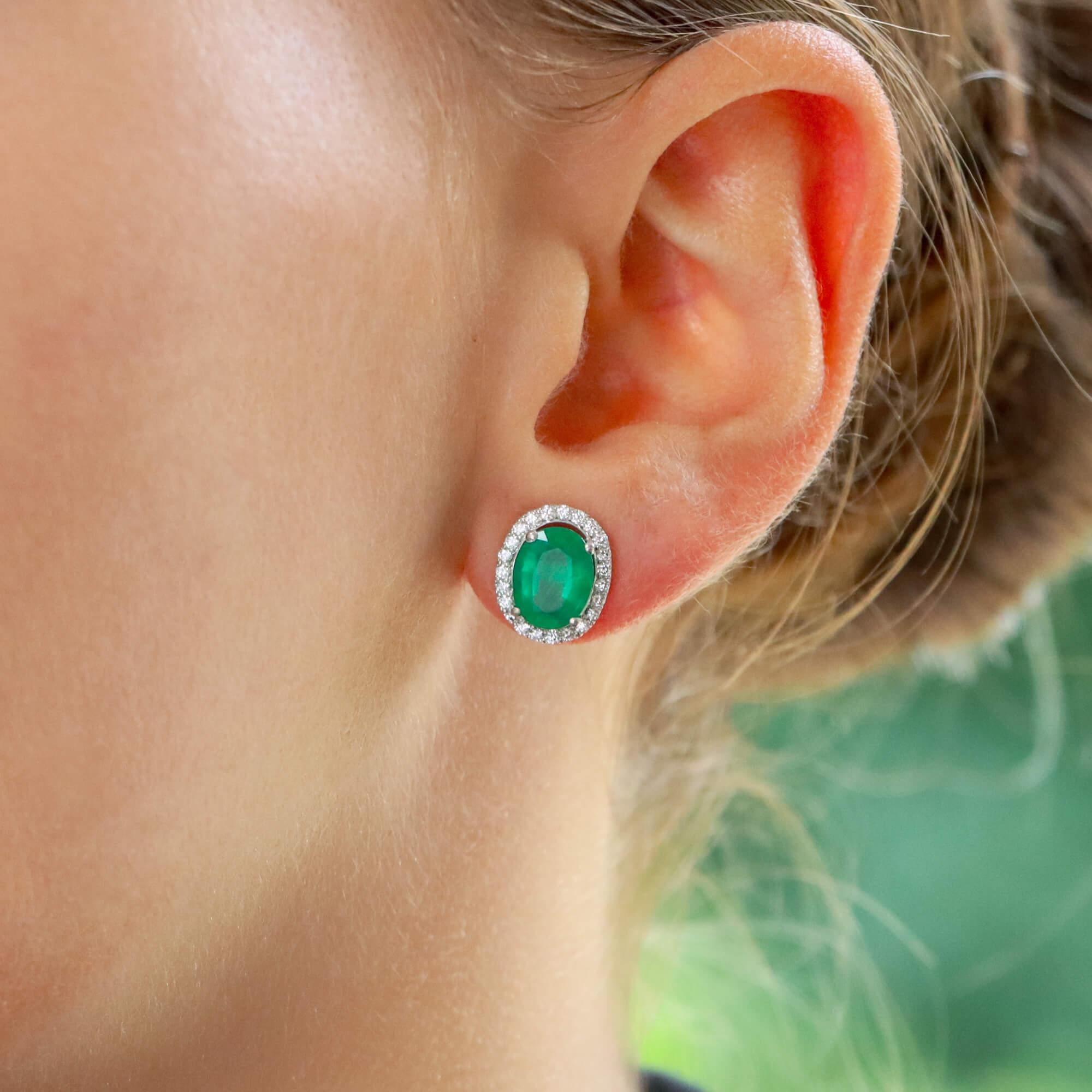 Moderne Boucles d'oreilles halo en or blanc 18 carats serties d'émeraudes et de diamants en vente