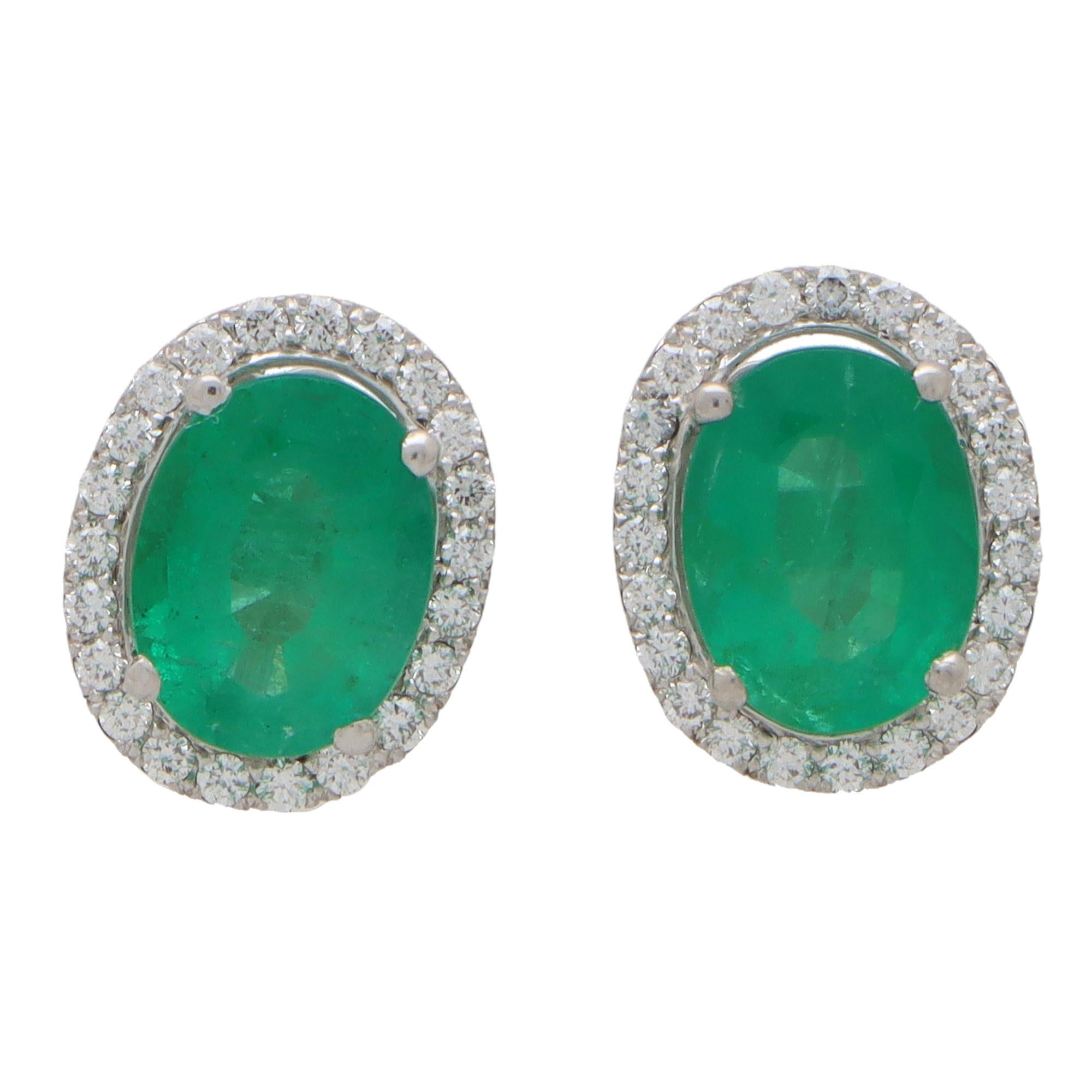 Boucles d'oreilles halo en or blanc 18 carats serties d'émeraudes et de diamants Neuf - En vente à London, GB