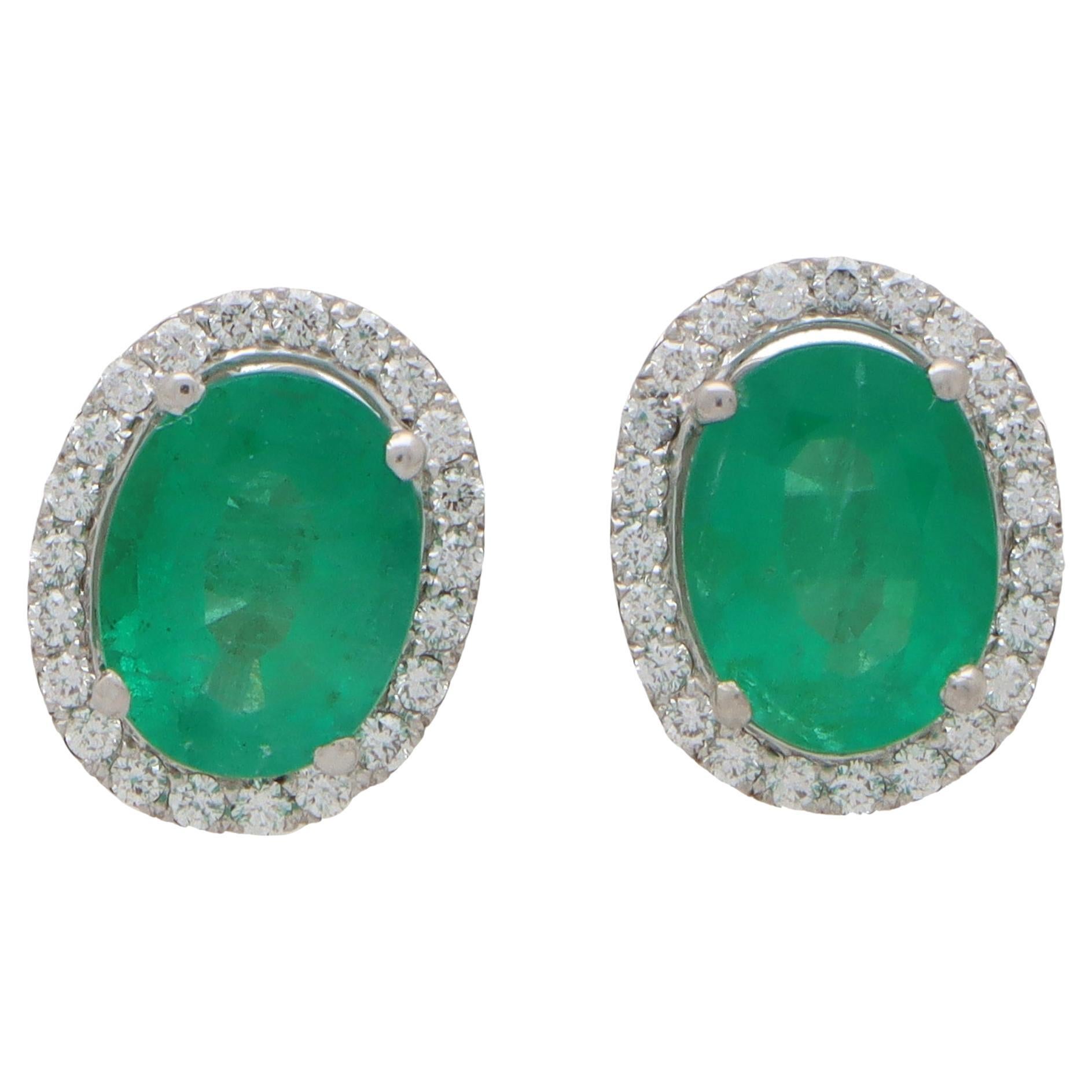 Smaragdfarbene und Diamant-Halo-Ohrringe aus 18 Karat Weißgold