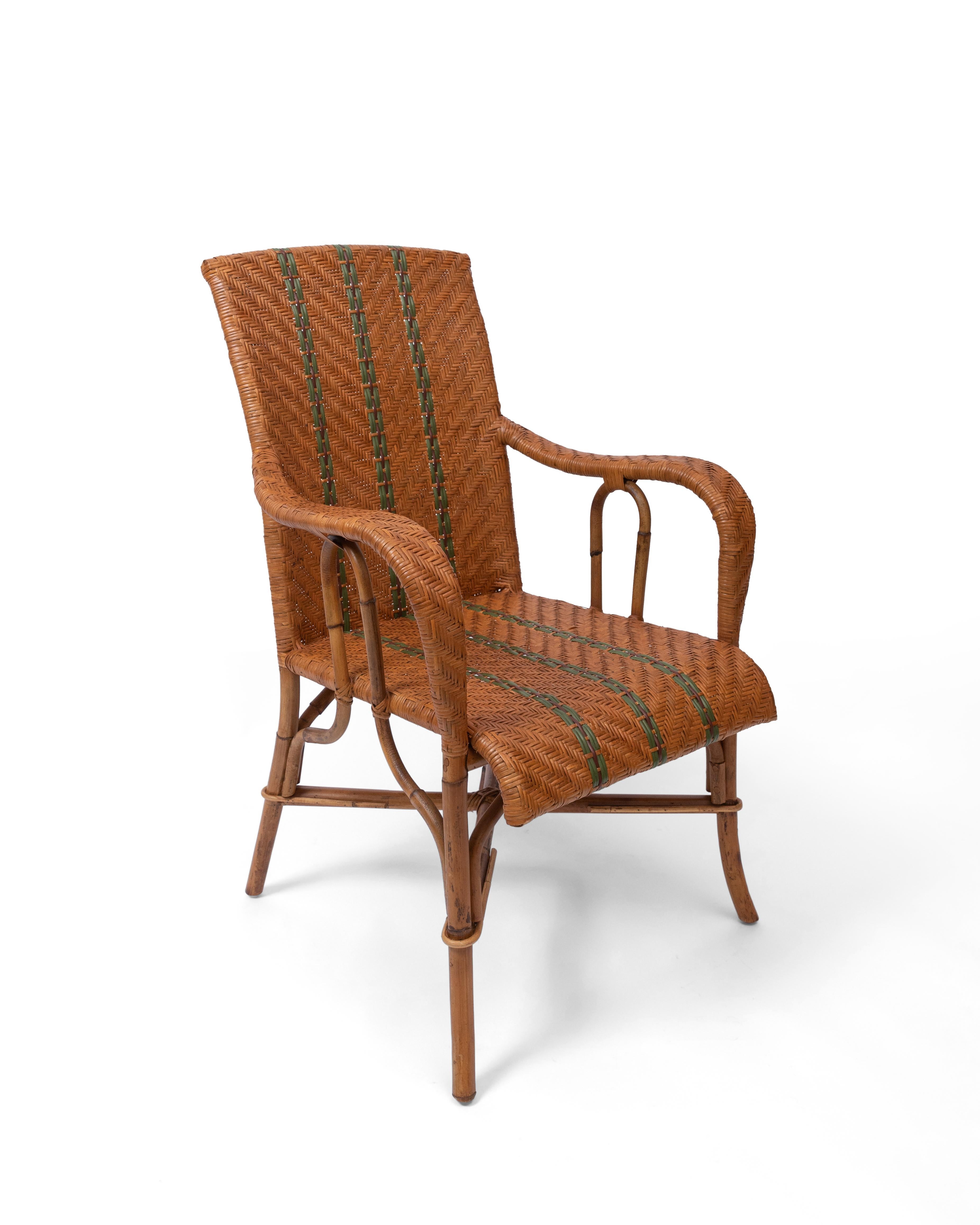 Prête pour le jardin ou le salon, la table d'appoint Emerson fait partie de notre première collection de rotin d'extérieur. Fabriqué à la main par des artisans, le design de Louise rappelle les pièces anciennes en rotin de la Belle Époque, parfaites