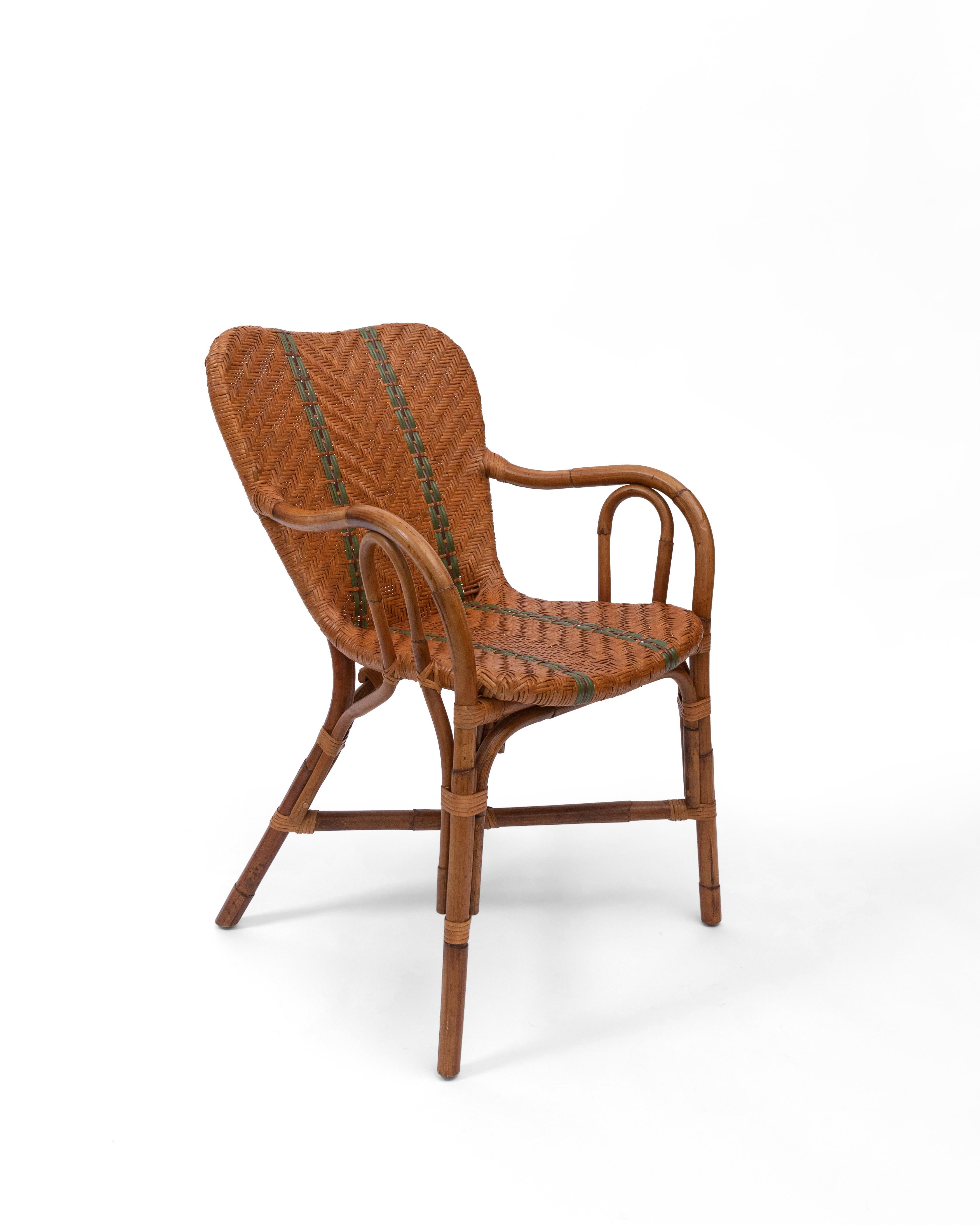 Das Esszimmerstuhl-Set Emerson ist Teil unserer ersten Rattan-Kollektion für den Außenbereich und eignet sich sowohl für den Garten als auch für das Wohnzimmer. Das von Kunsthandwerkern gefertigte Design von Louise erinnert an antike Rattanstücke