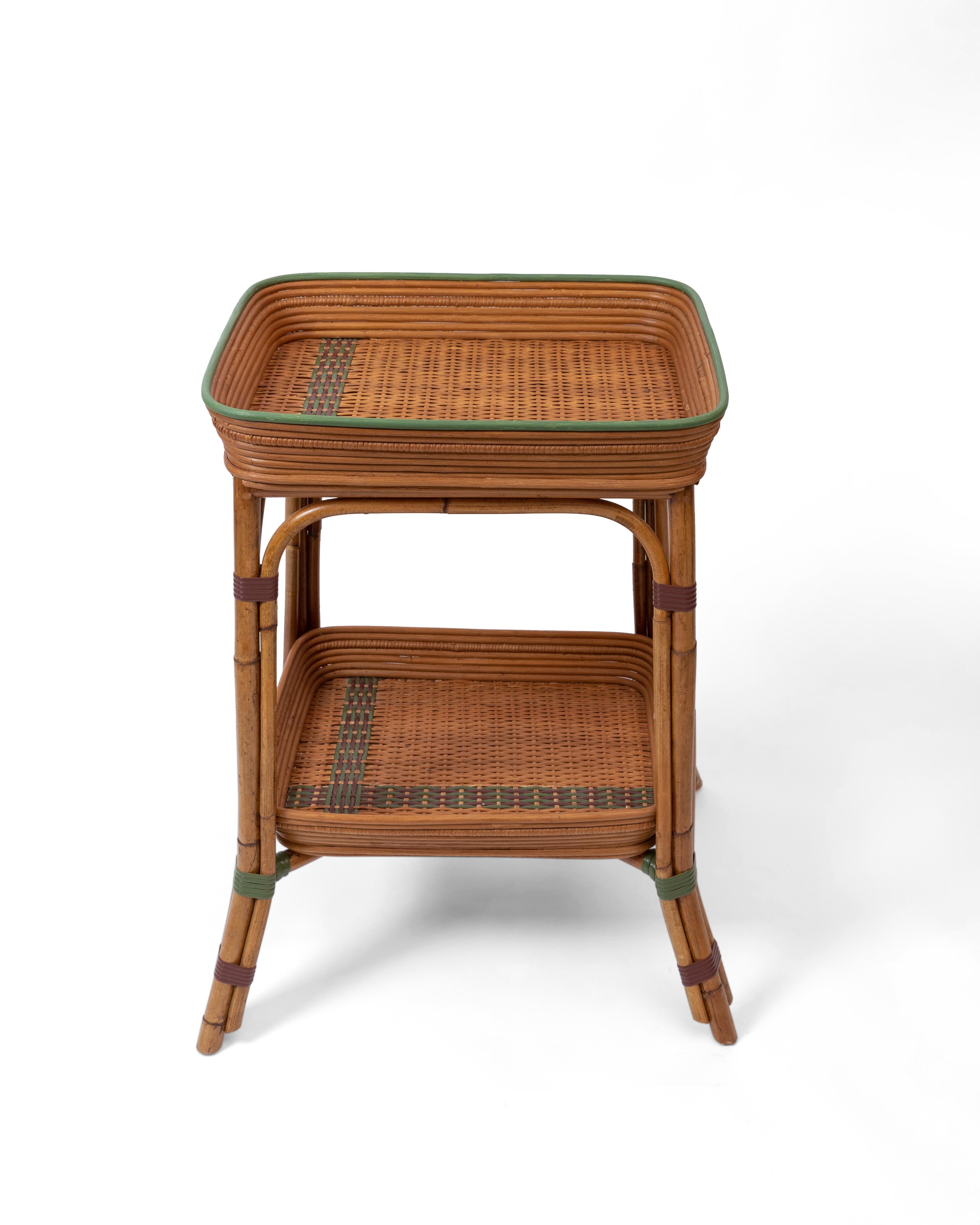 Der Beistelltisch Emerson ist Teil unserer ersten Rattan-Kollektion für den Außenbereich und eignet sich sowohl für den Garten als auch für das Wohnzimmer. Das von Kunsthandwerkern handgefertigte Design von Louise erinnert an antike Rattanstücke aus
