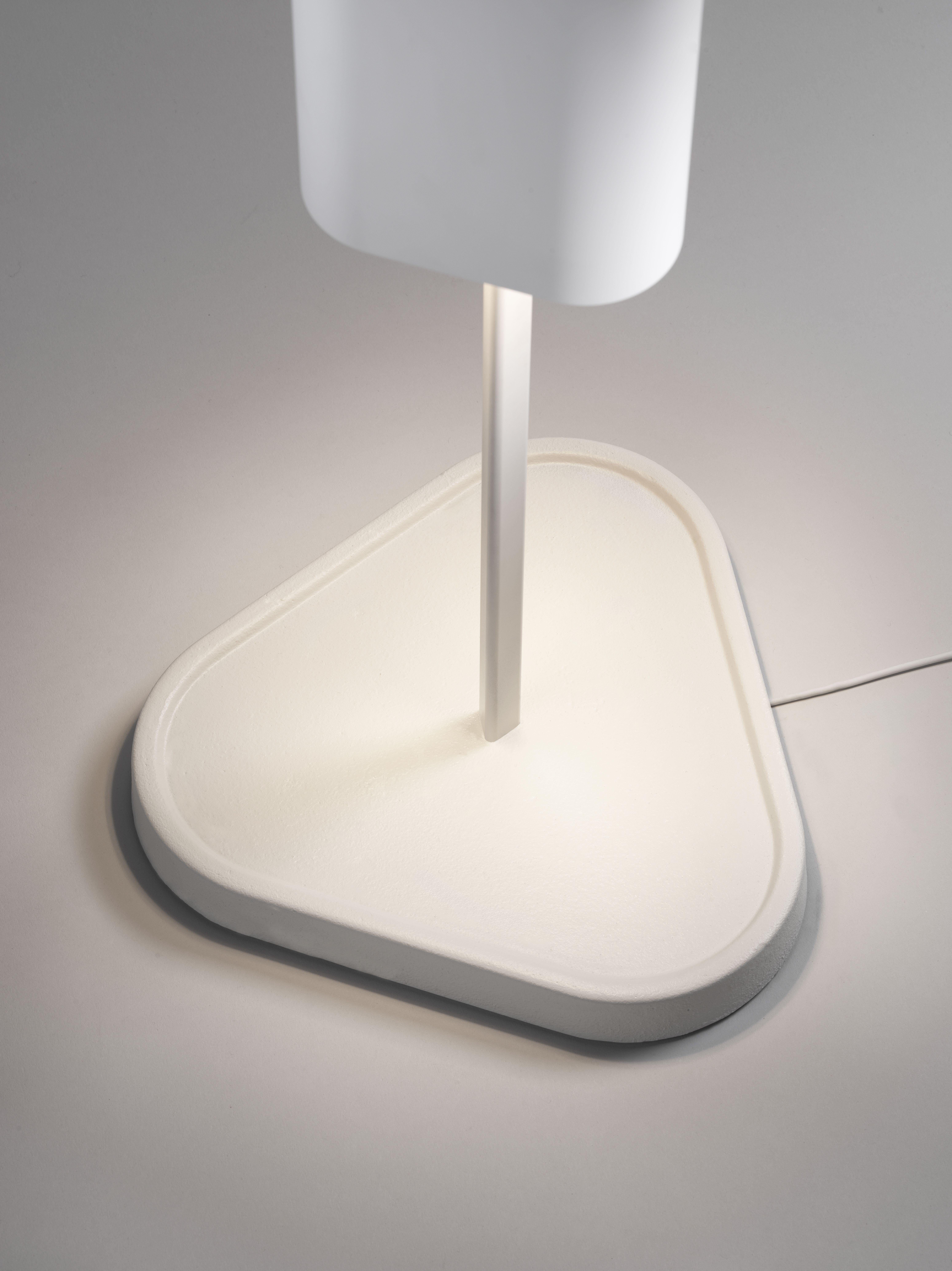 Una nuova soluzione di illuminazione intrigante e potente, Emi crea un'esperienza visiva accattivante e offre un'illuminazione eccezionale.

Emis presenta un profilo triangolare formato dal raggruppamento di tre moduli luminosi nascosti all'interno