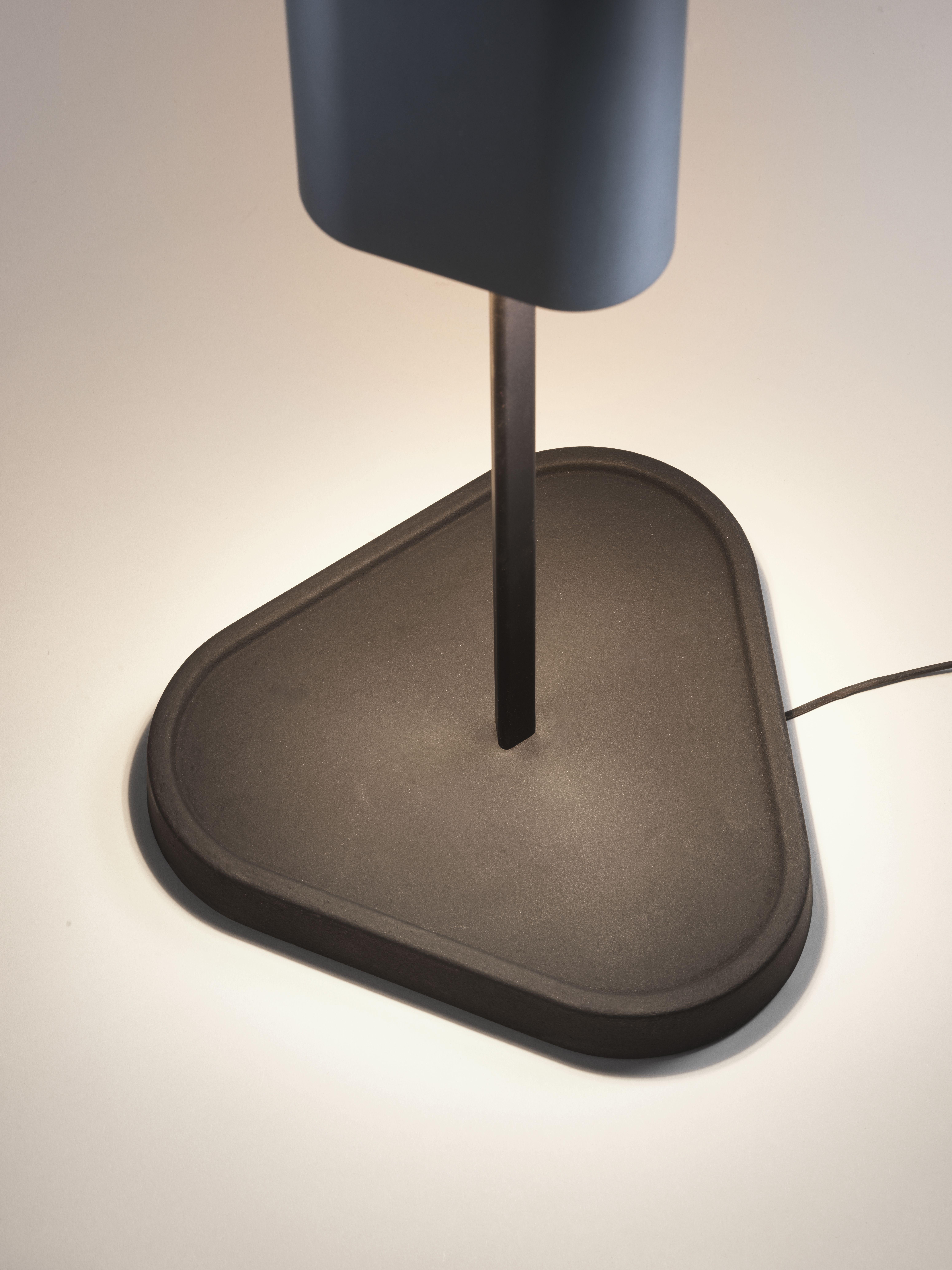 Una nuova soluzione di illuminazione intrigante e potente, Emi crea un'esperienza visiva accattivante e offre un'illuminazione eccezionale.

Emis presenta un profilo triangolare formato dal raggruppamento di tre moduli luminosi nascosti all'interno