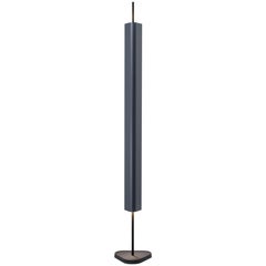 Lampadaire Emi en aluminium et PMMA en bleu profond d'Erwan Bouroullec, 2023