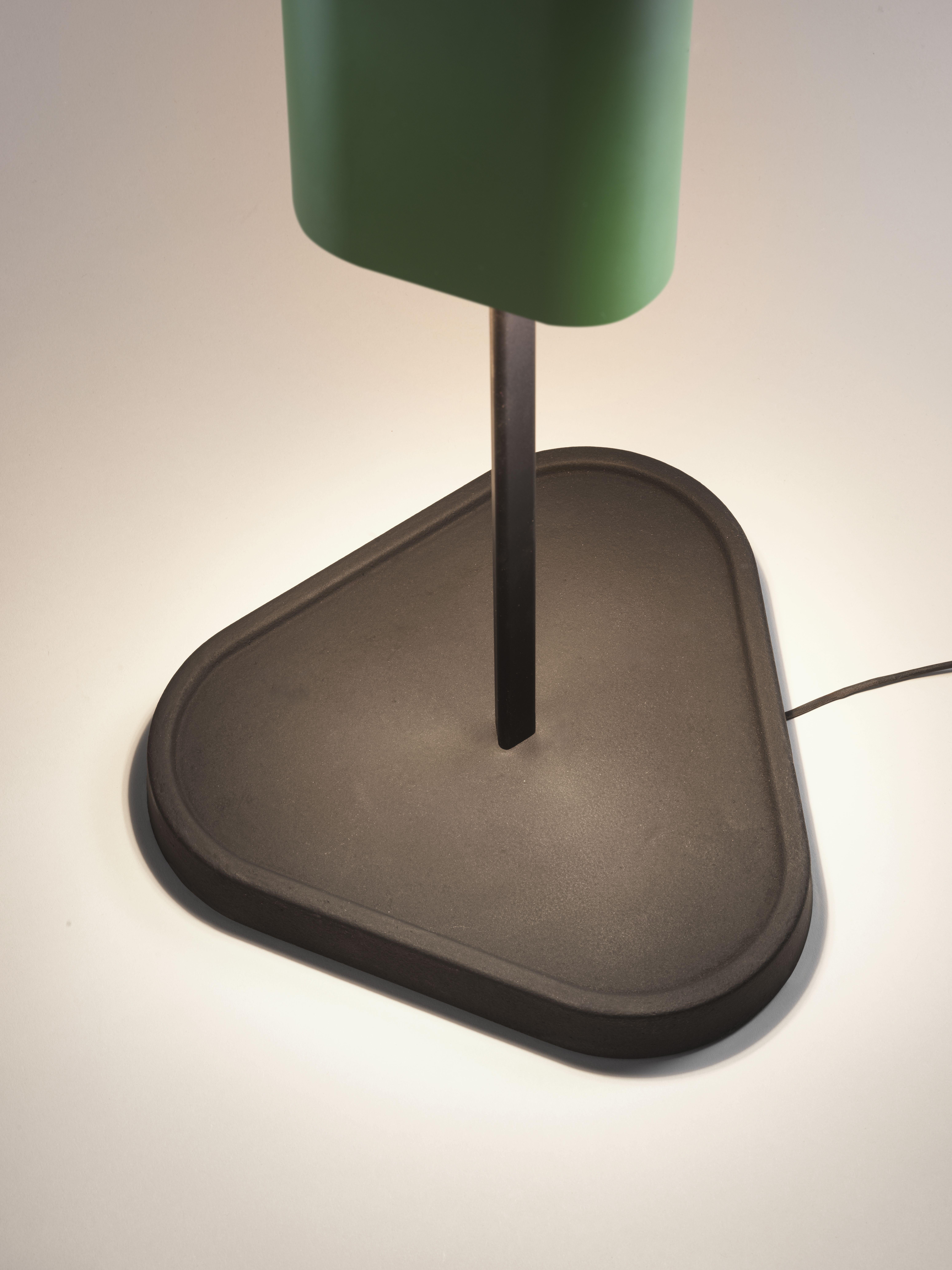 Una nuova soluzione di illuminazione intrigante e potente, Emi crea un'esperienza visiva accattivante e offre un'illuminazione eccezionale.

Emis presenta un profilo triangolare formato dal raggruppamento di tre moduli luminosi nascosti all'interno