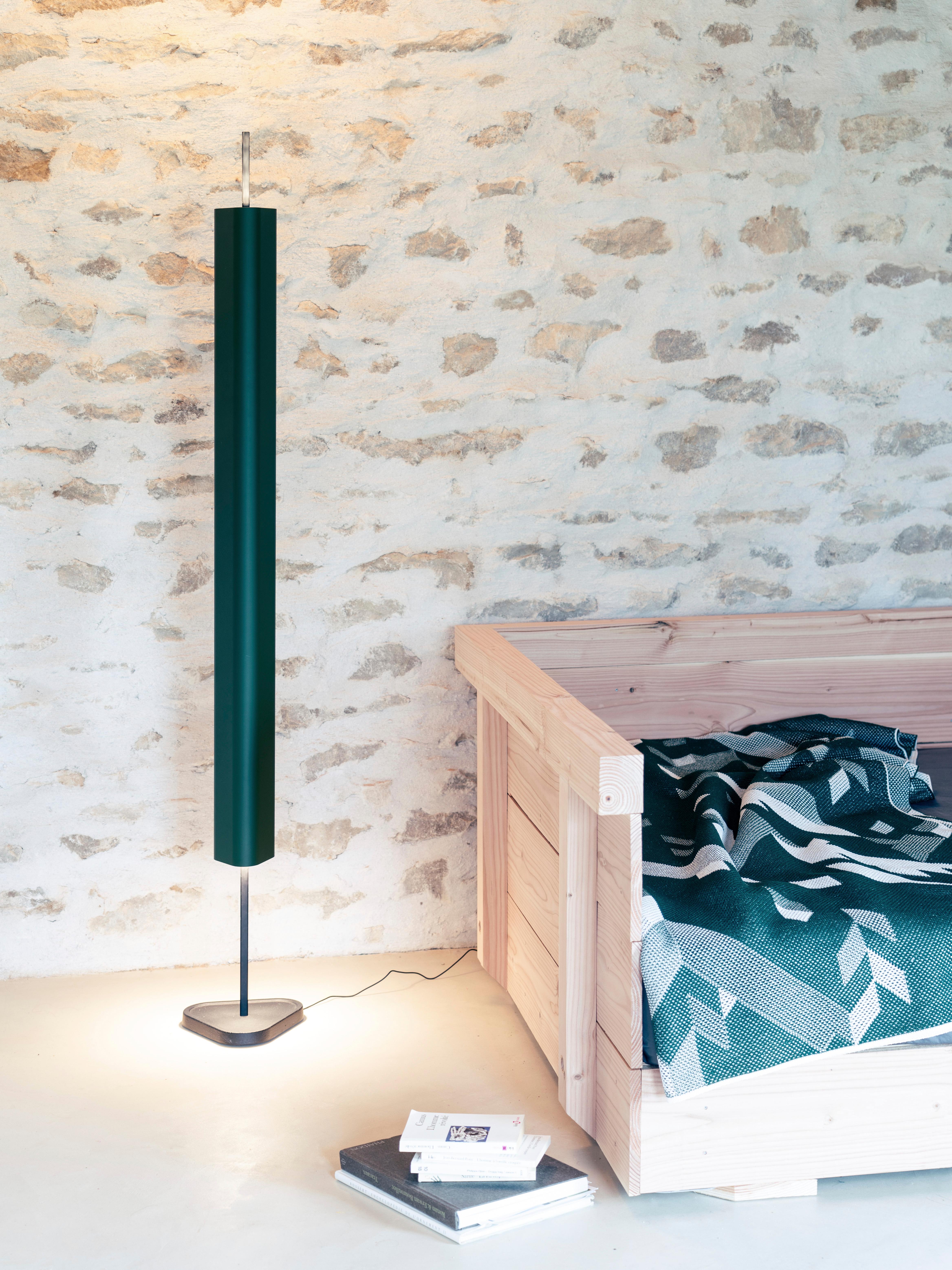 Lampada da terra Emi in alluminio e PMMA in Greene & Greene di Erwan Bouroullec, 2023 in vendita 2