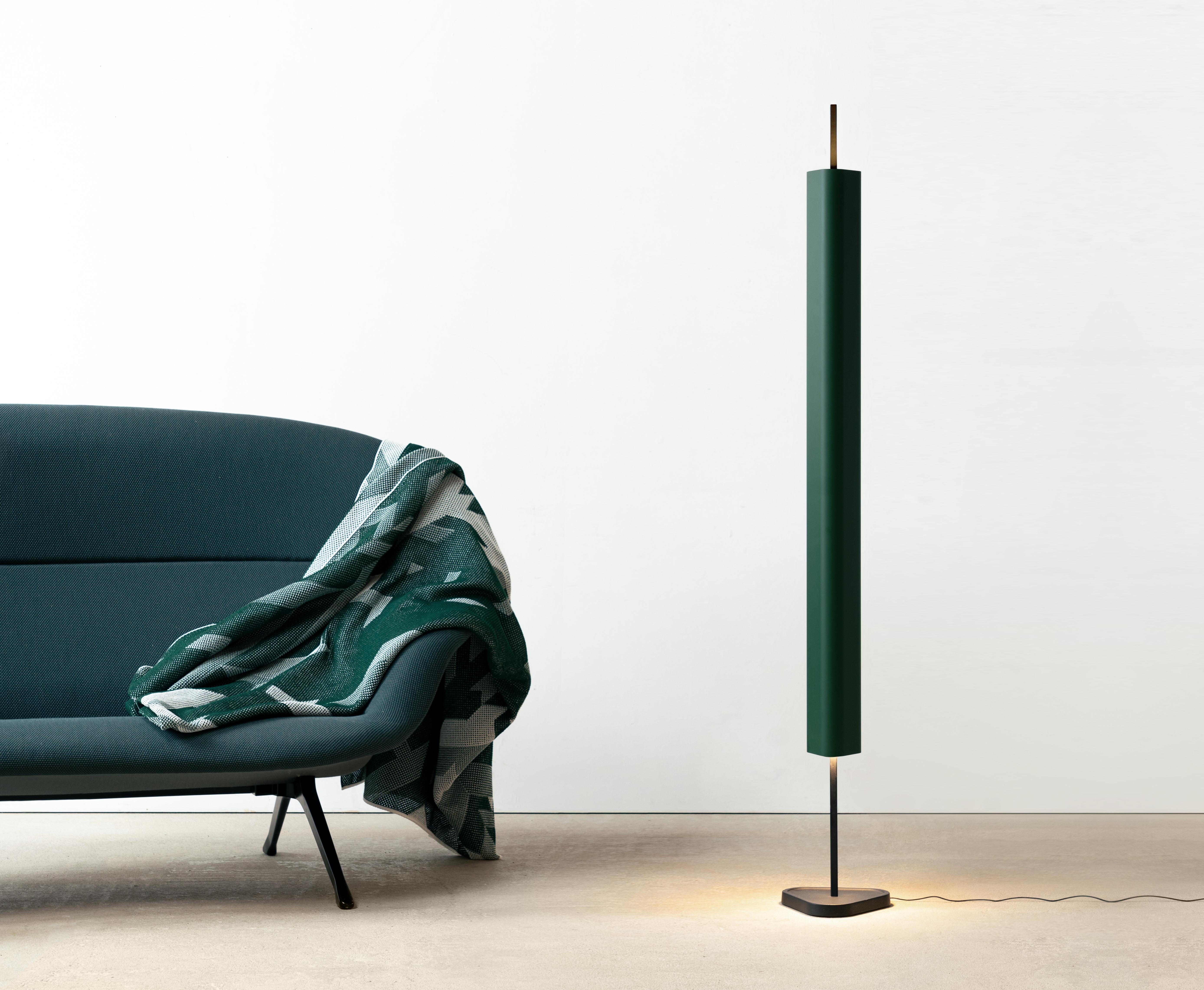 Lampada da terra Emis in alluminio e PMMA in rosso intenso di Erwan Bouroullec, 2023 in vendita 5